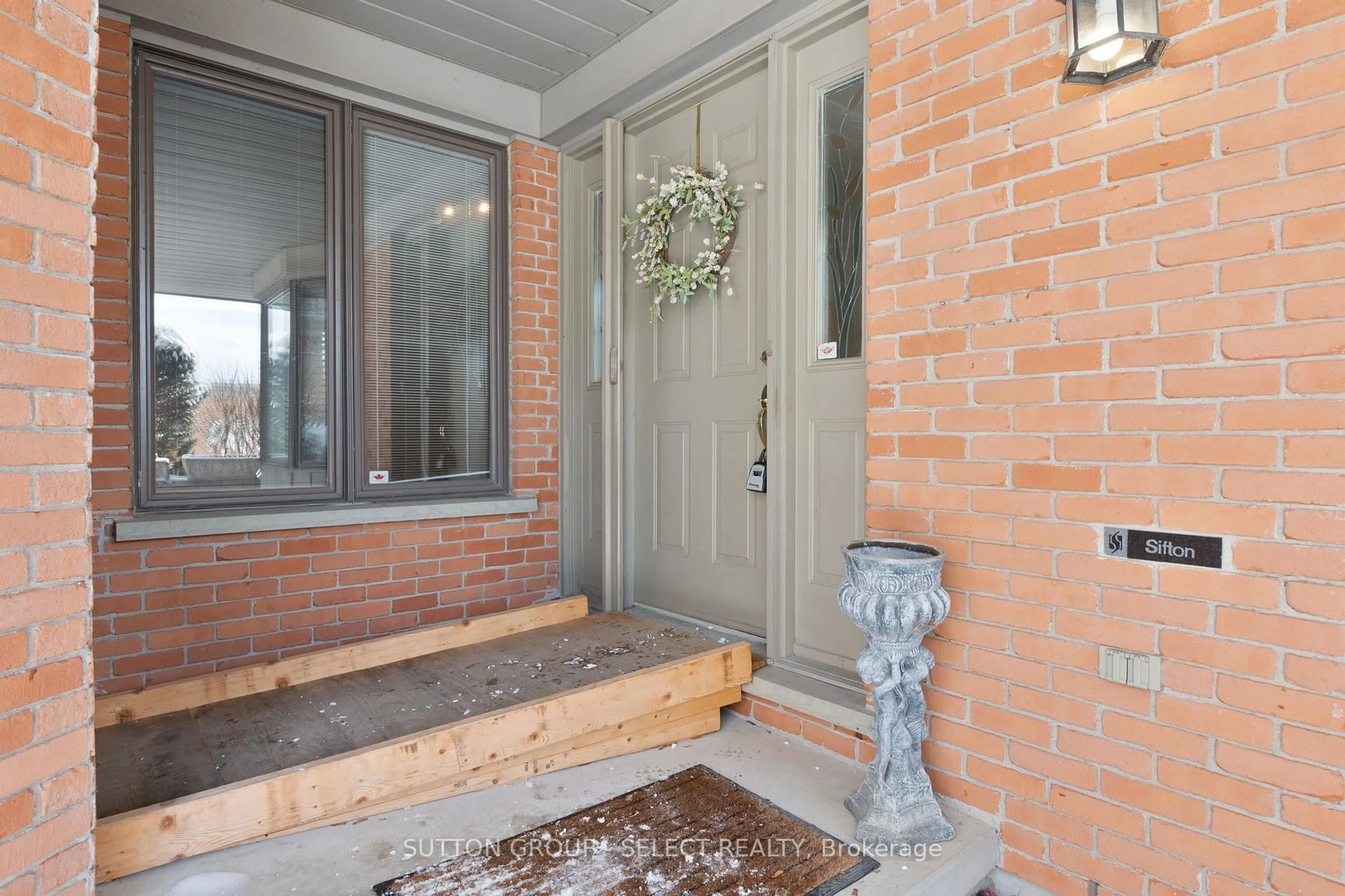 Indoor entryway for 40 QUINELLA Dr #21, London South Ontario N6K 4K9