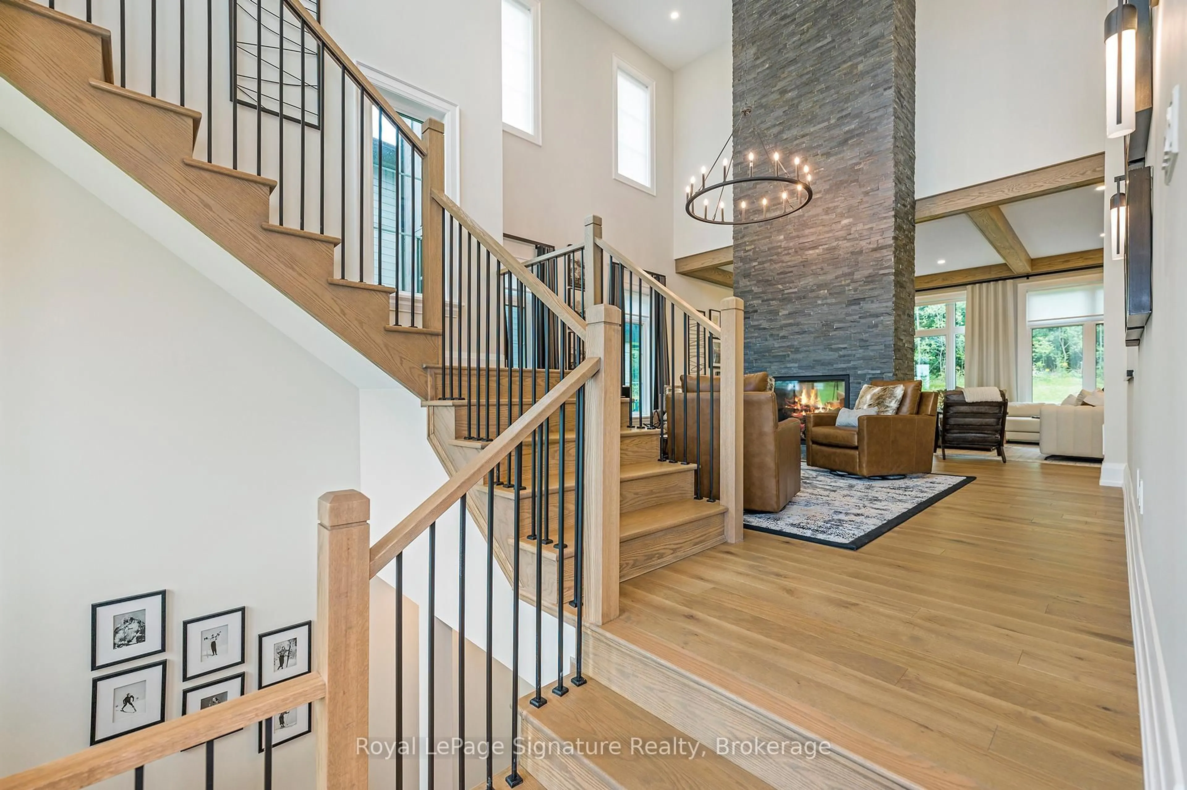 Indoor foyer for 106 Dorothy Dr, Blue Mountains Ontario N0H 1J0