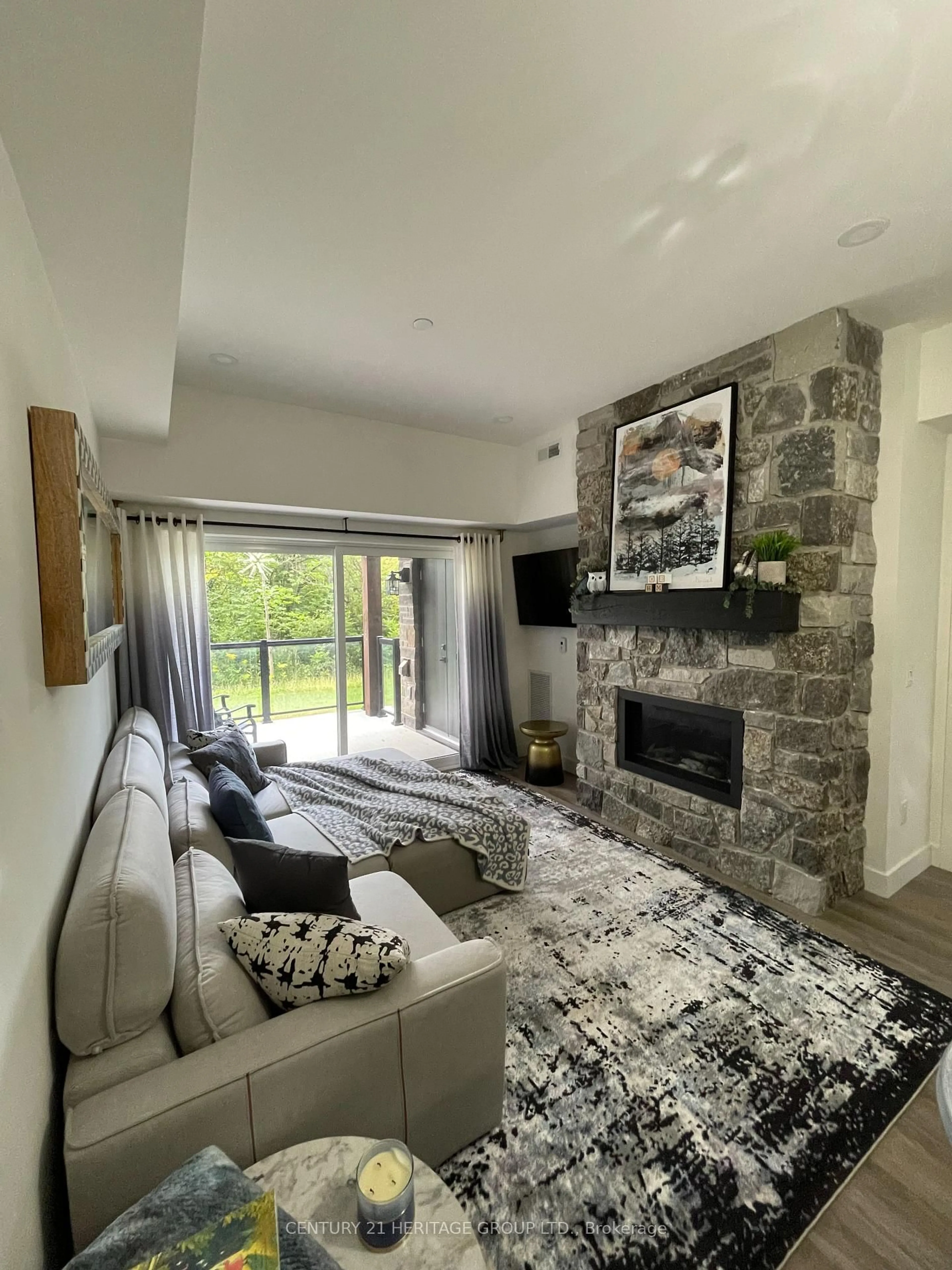 Living room with furniture, unknown for 18 Beckwith Lane, Blue Mountains Ontario L9Y 3B6