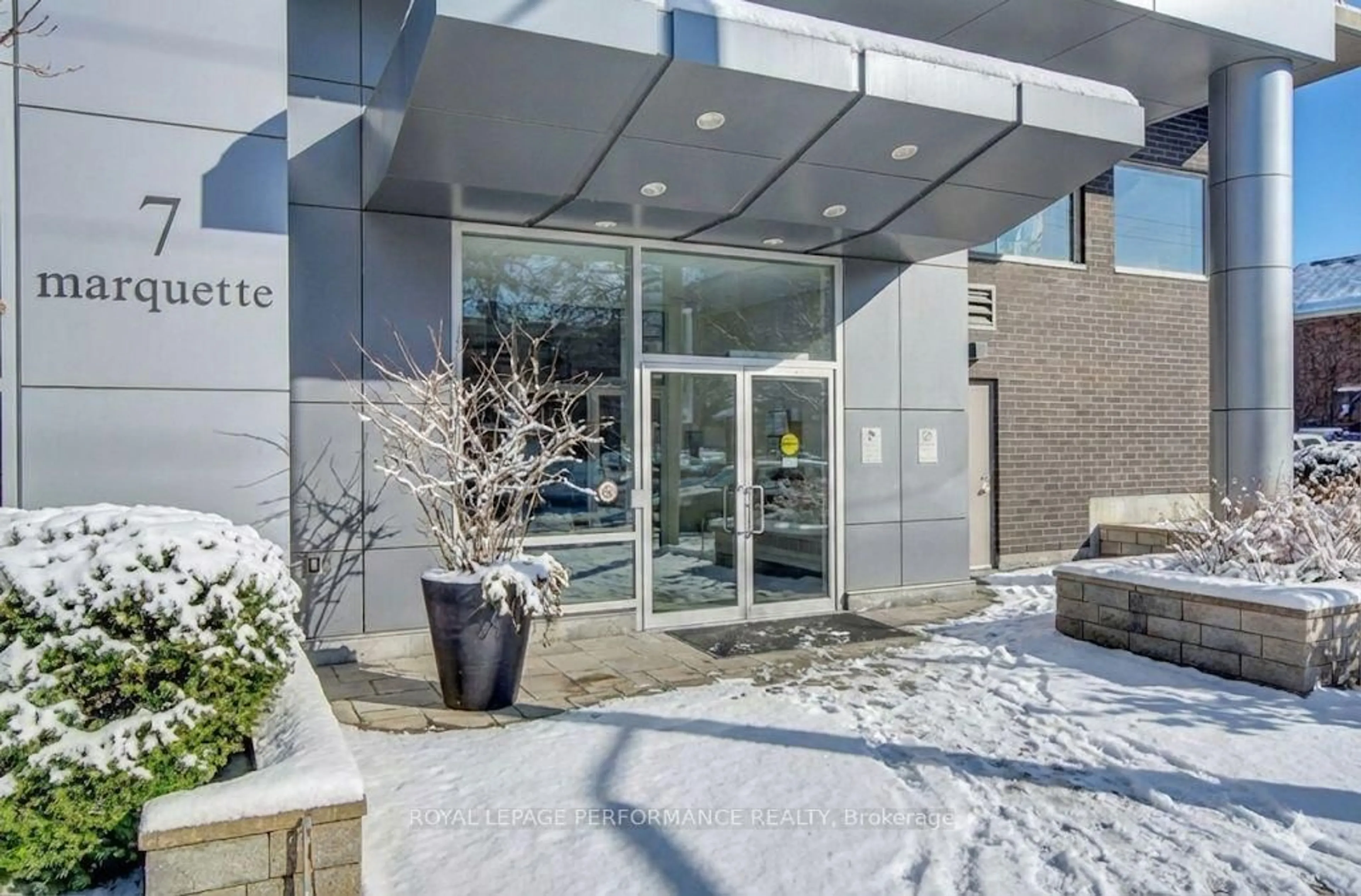 Indoor foyer for 7 Marquette Ave #413, Ottawa Ontario K1L 8A7