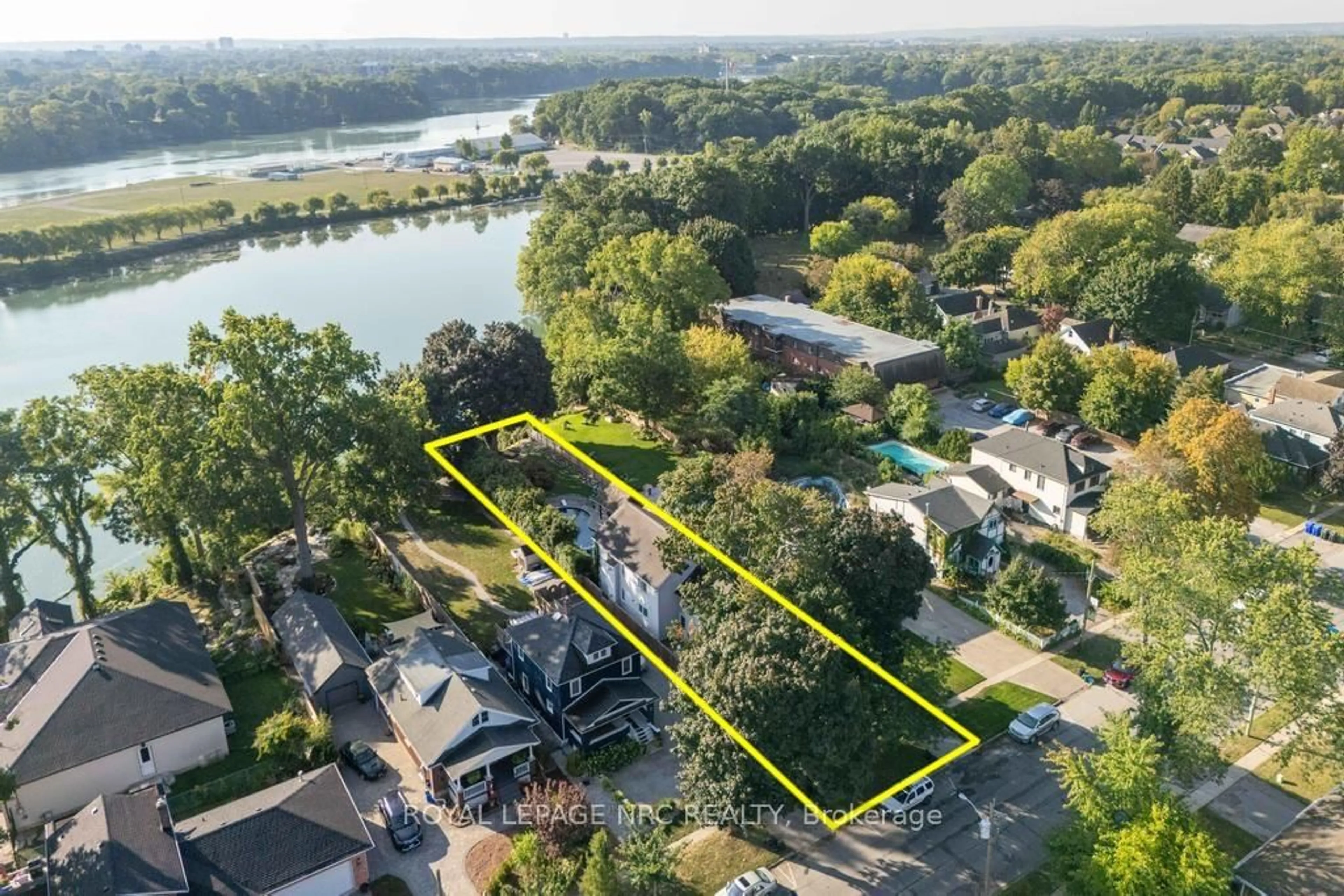 A pic from outside/outdoor area/front of a property/back of a property/a pic from drone, water/lake/river/ocean view for 149 Main St, St. Catharines Ontario L2N 4V6