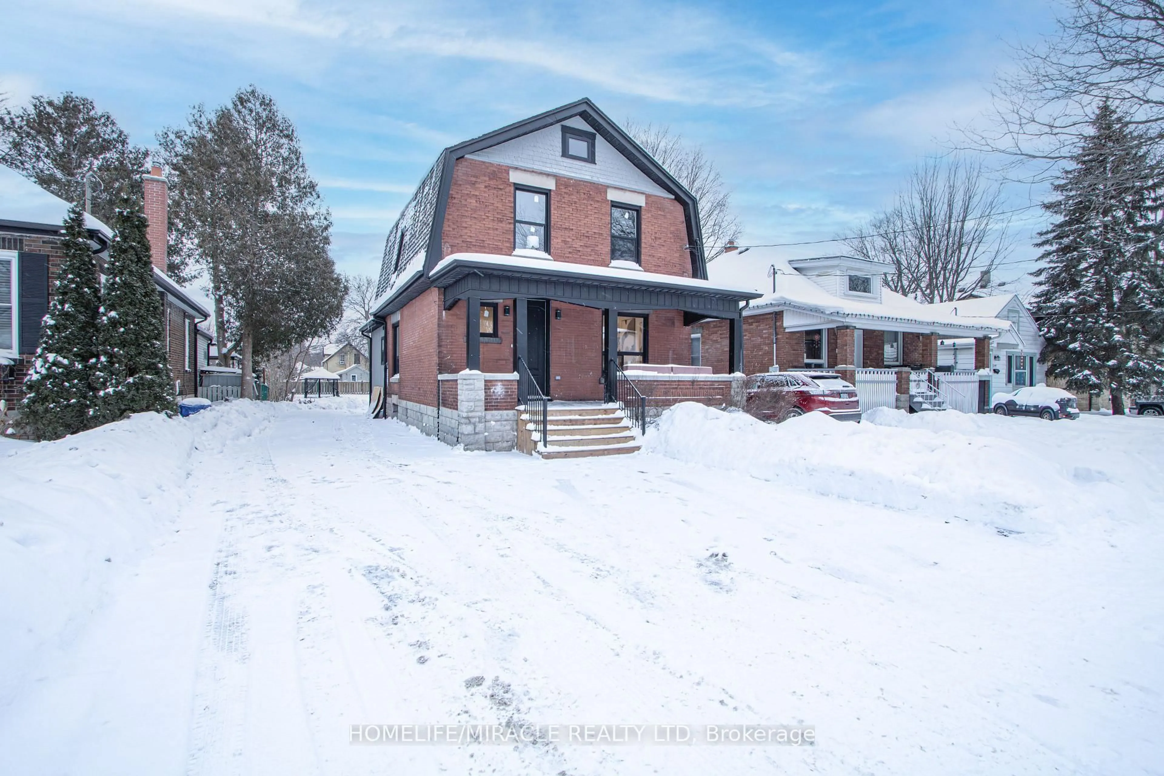 A pic from outside/outdoor area/front of a property/back of a property/a pic from drone, street for 1223 York St, London East Ontario N5W 2V1