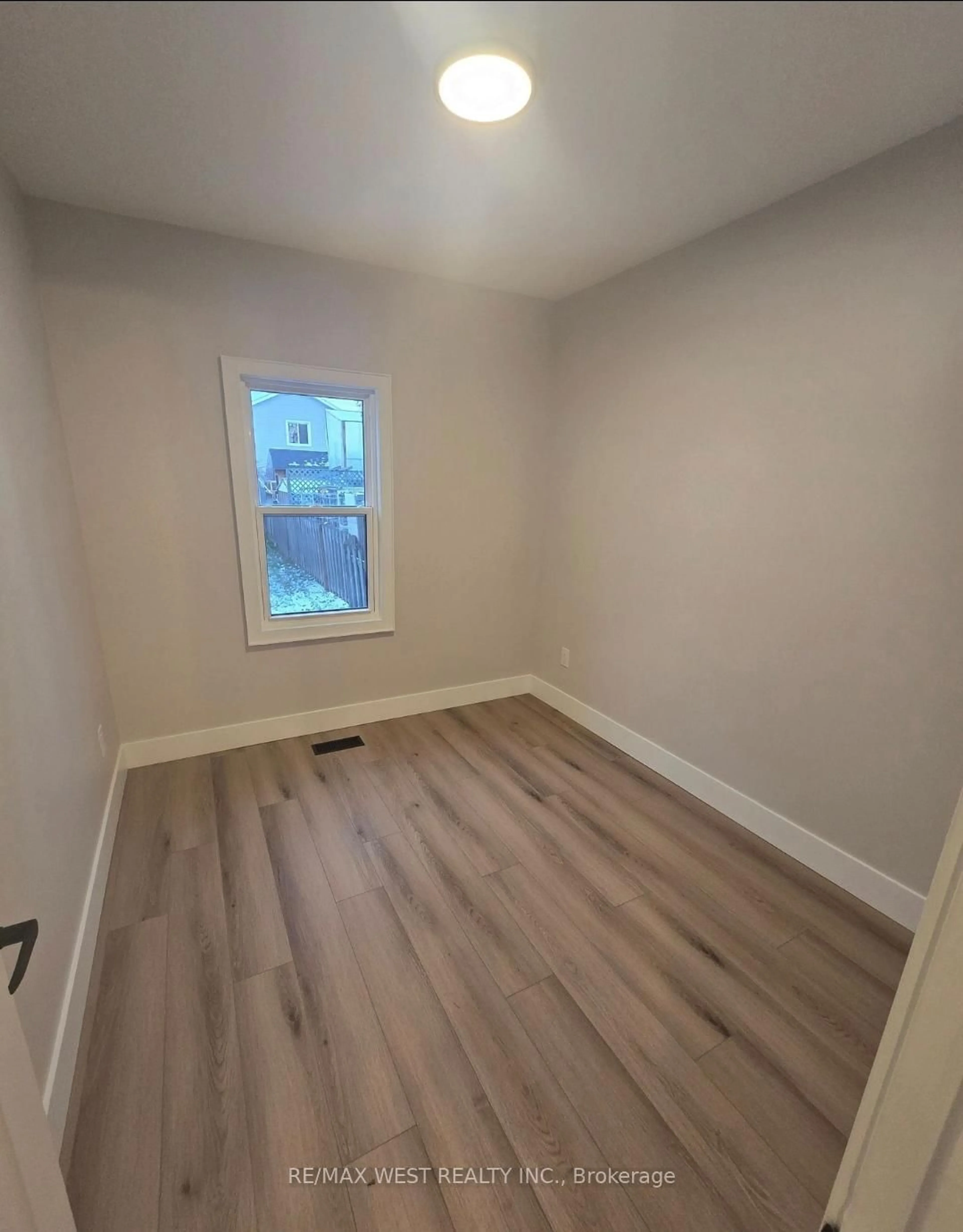 A pic of a room for 413 Paling Ave, Hamilton Ontario L8H 5K3