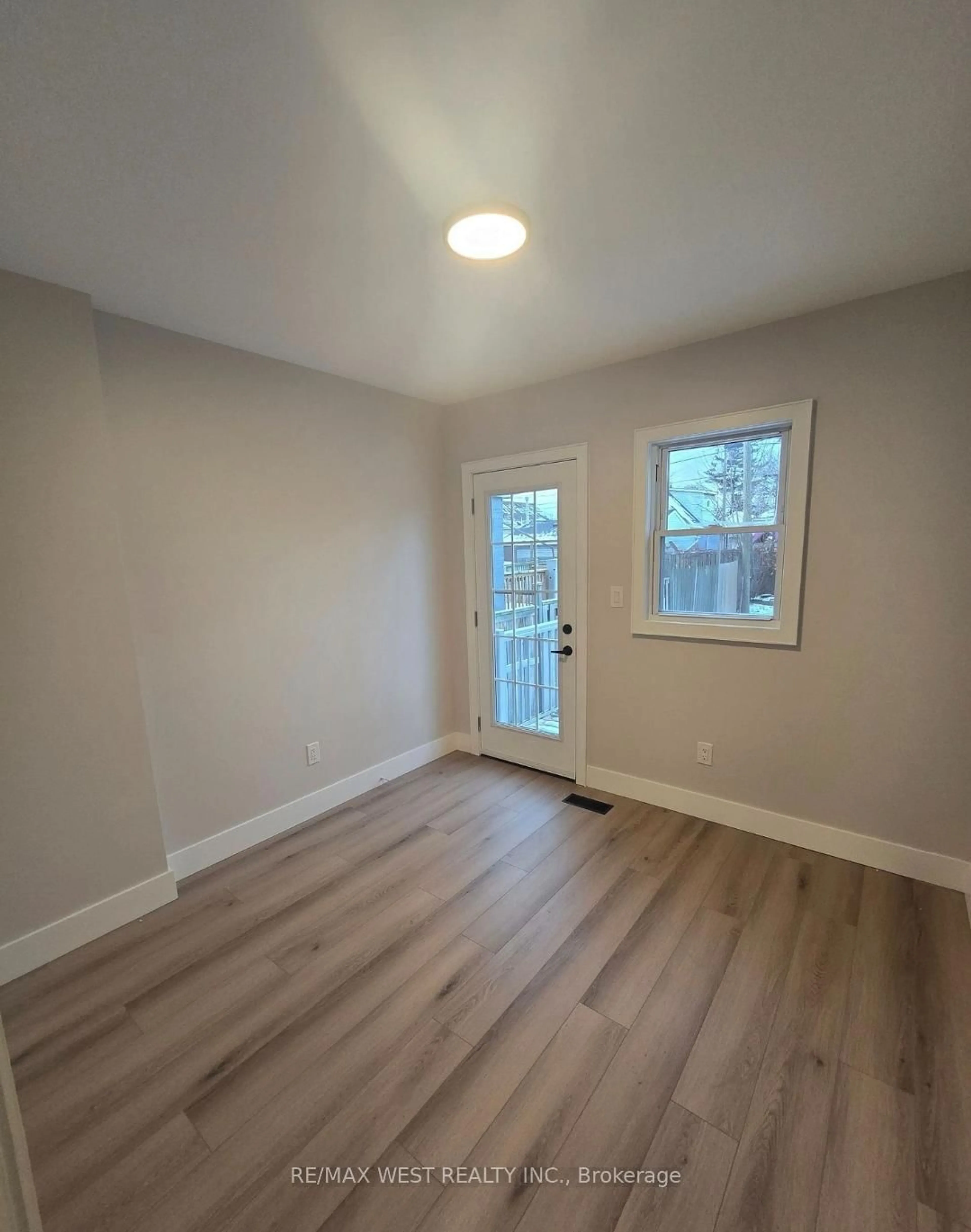 A pic of a room for 413 Paling Ave, Hamilton Ontario L8H 5K3