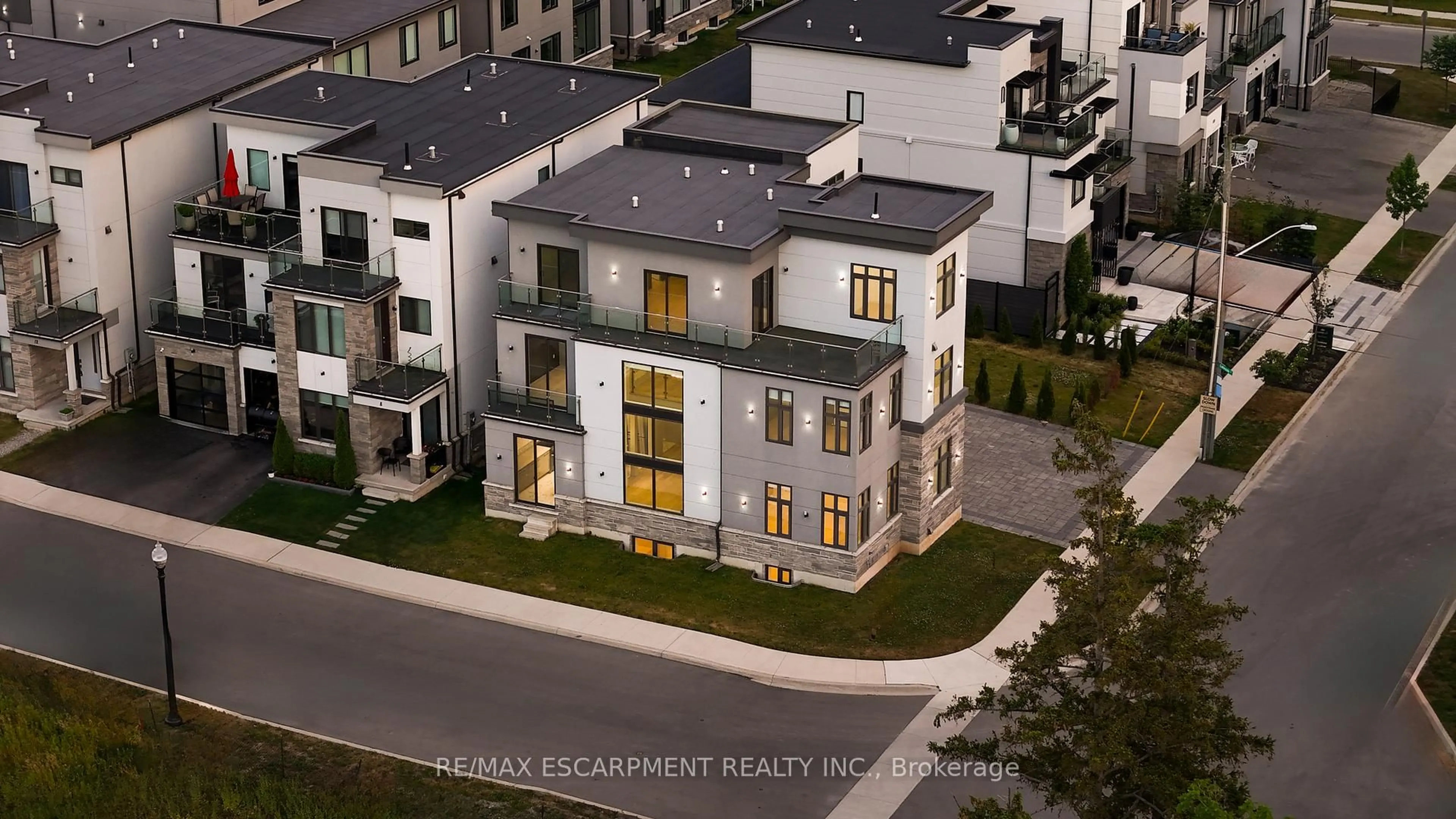 A pic from outside/outdoor area/front of a property/back of a property/a pic from drone, street for 4 Sunrow Gate, Hamilton Ontario L8E 5C1