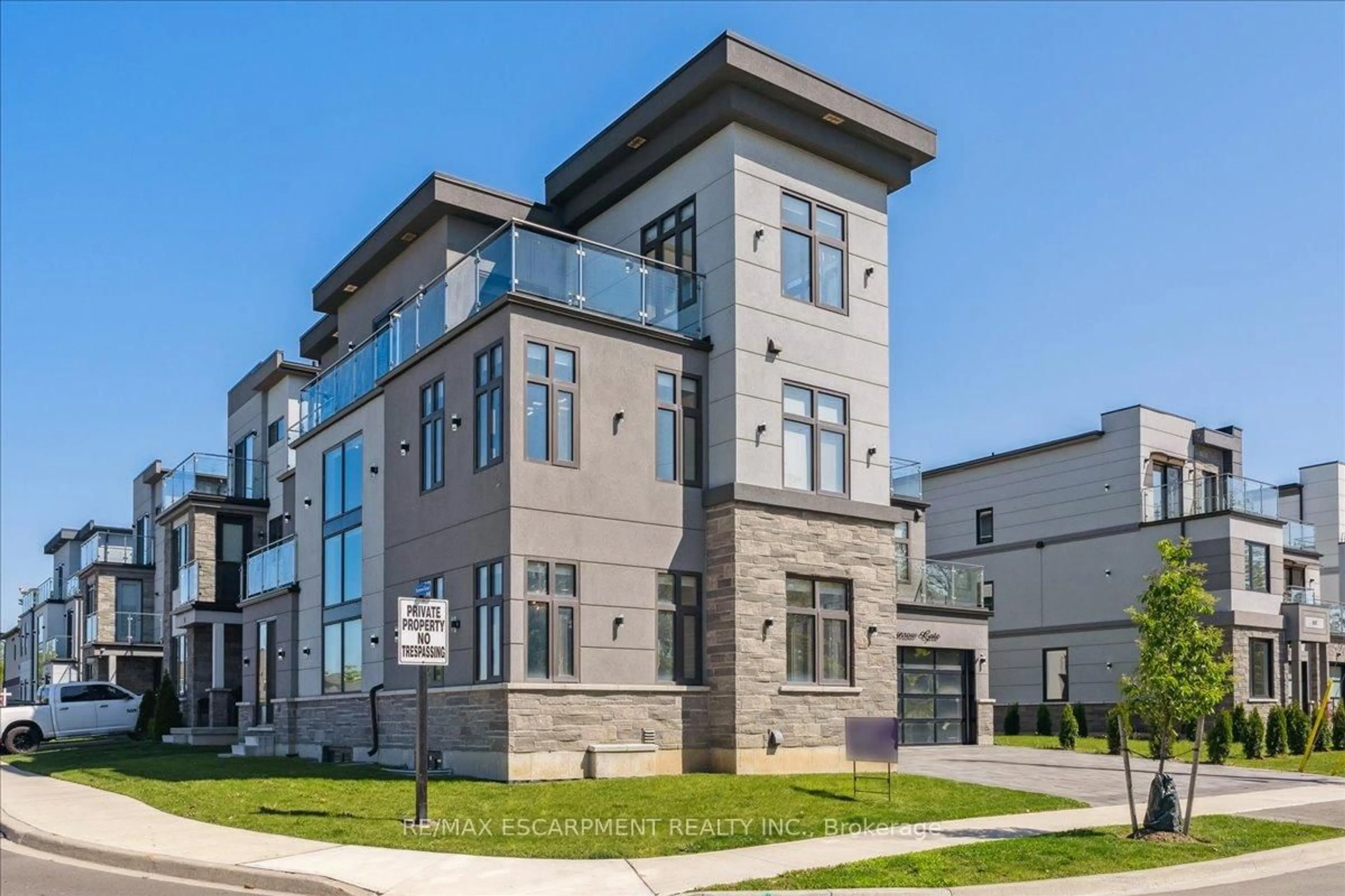 Home with brick exterior material, building for 4 Sunrow Gate, Hamilton Ontario L8E 5C1