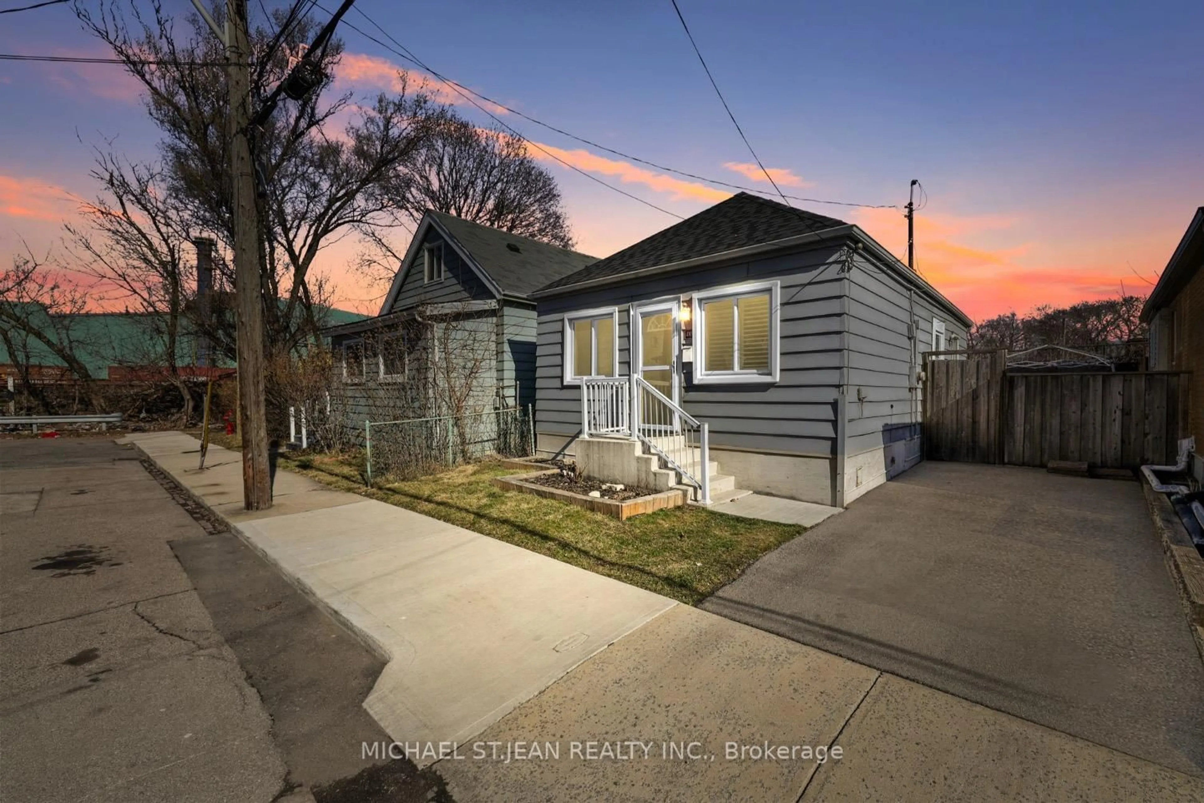 A pic from outside/outdoor area/front of a property/back of a property/a pic from drone, street for 410 Cope St, Hamilton Ontario L8H 5C3