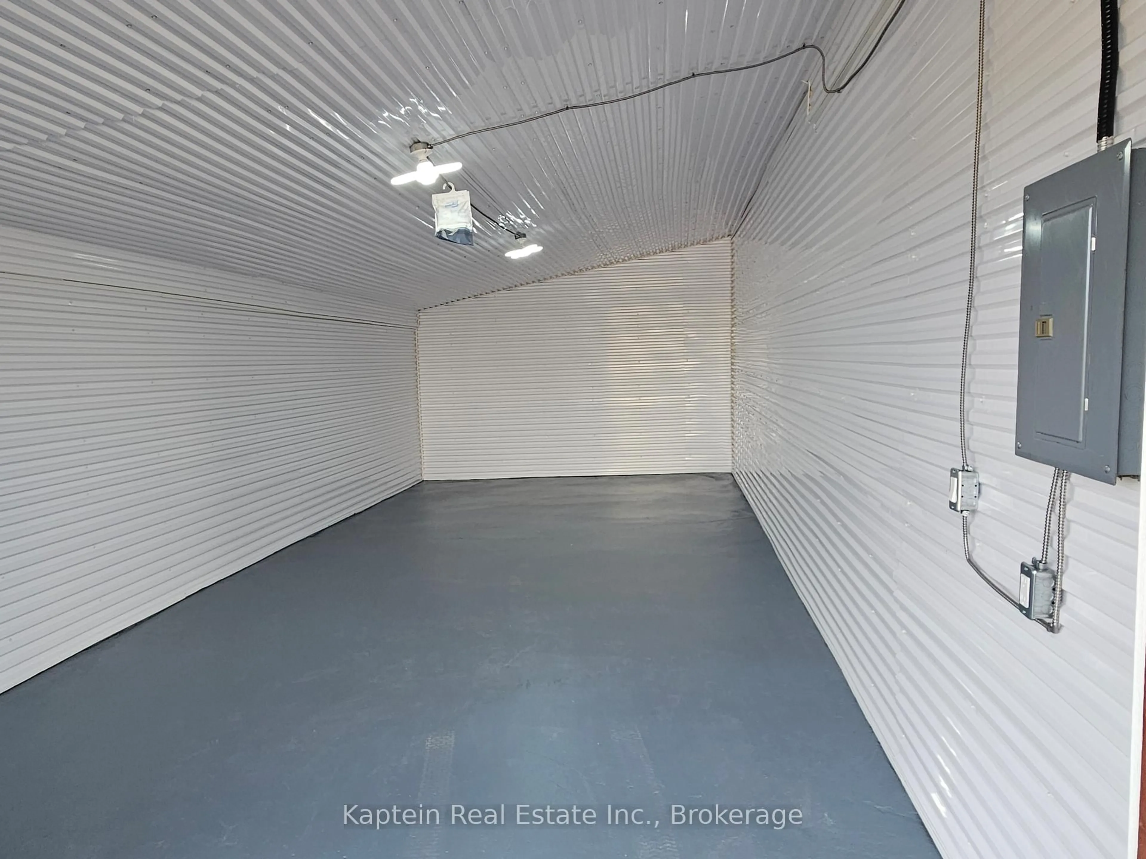 Indoor garage for 37063 a&b Amberly Road Highway, Ashfield-Colborne-Wawanosh Ontario N0G 2H0