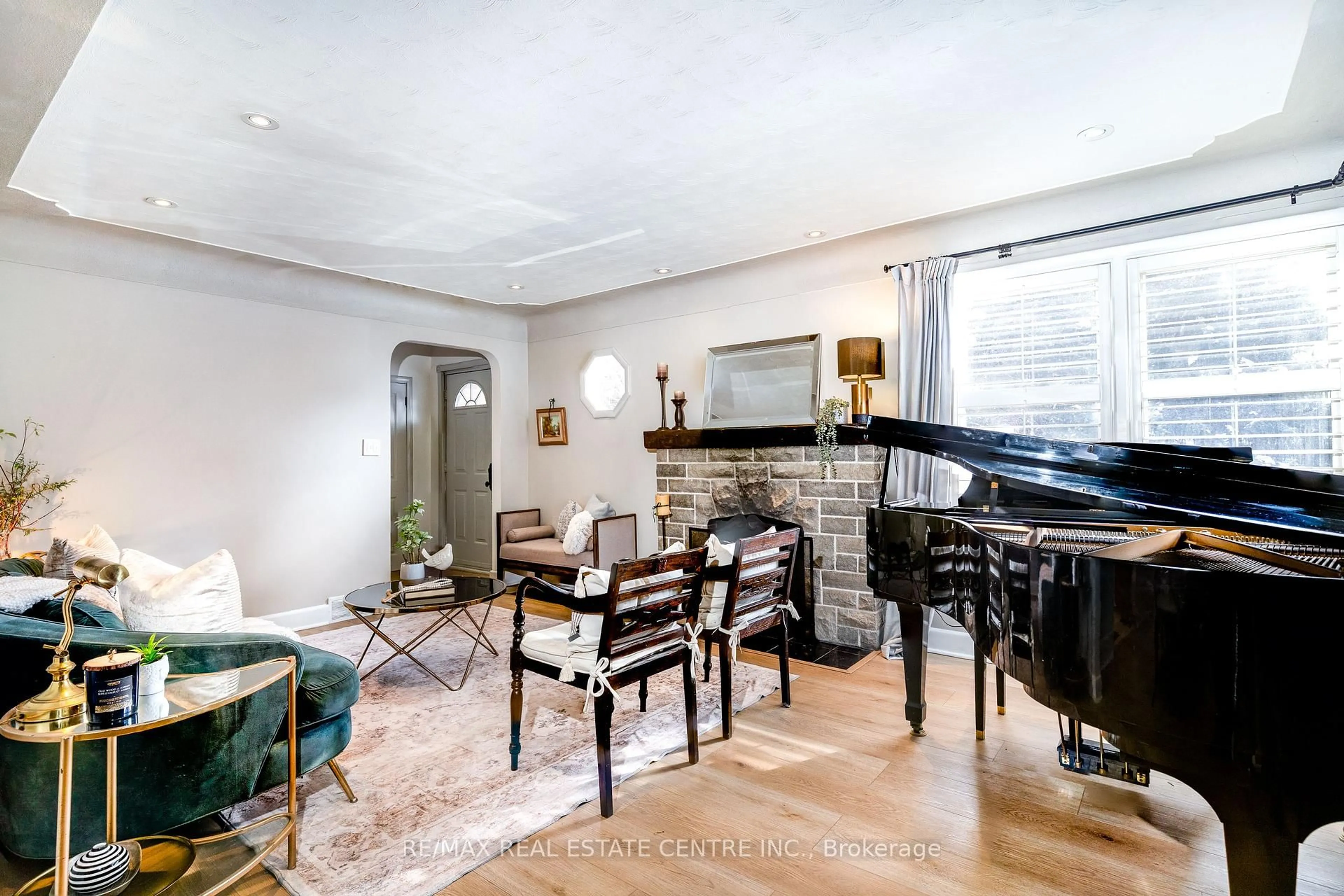 Living room with furniture, unknown for 3 Fallsview Rd, Hamilton Ontario L9H 5J7