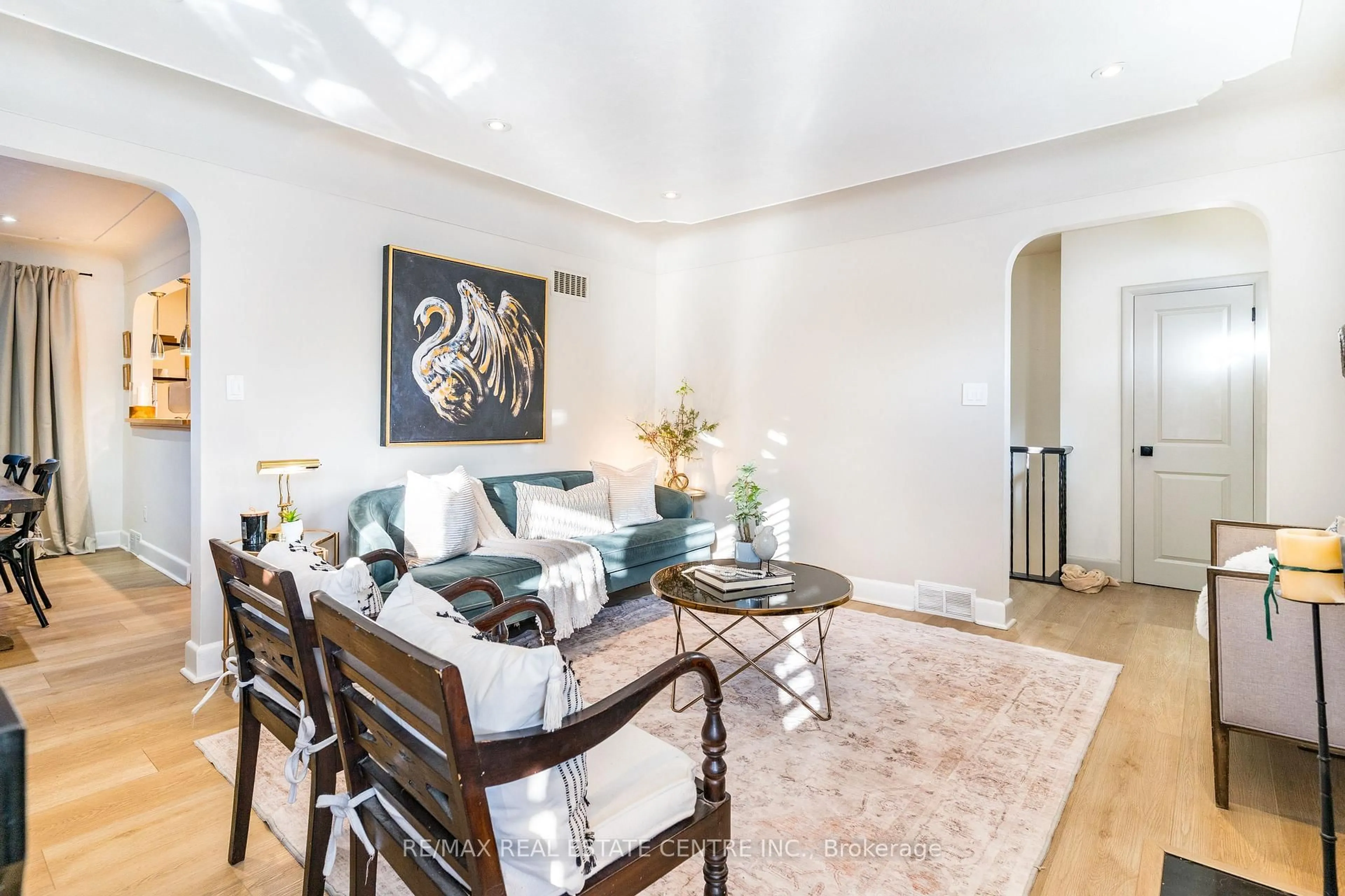 Living room with furniture, unknown for 3 Fallsview Rd, Hamilton Ontario L9H 5J7