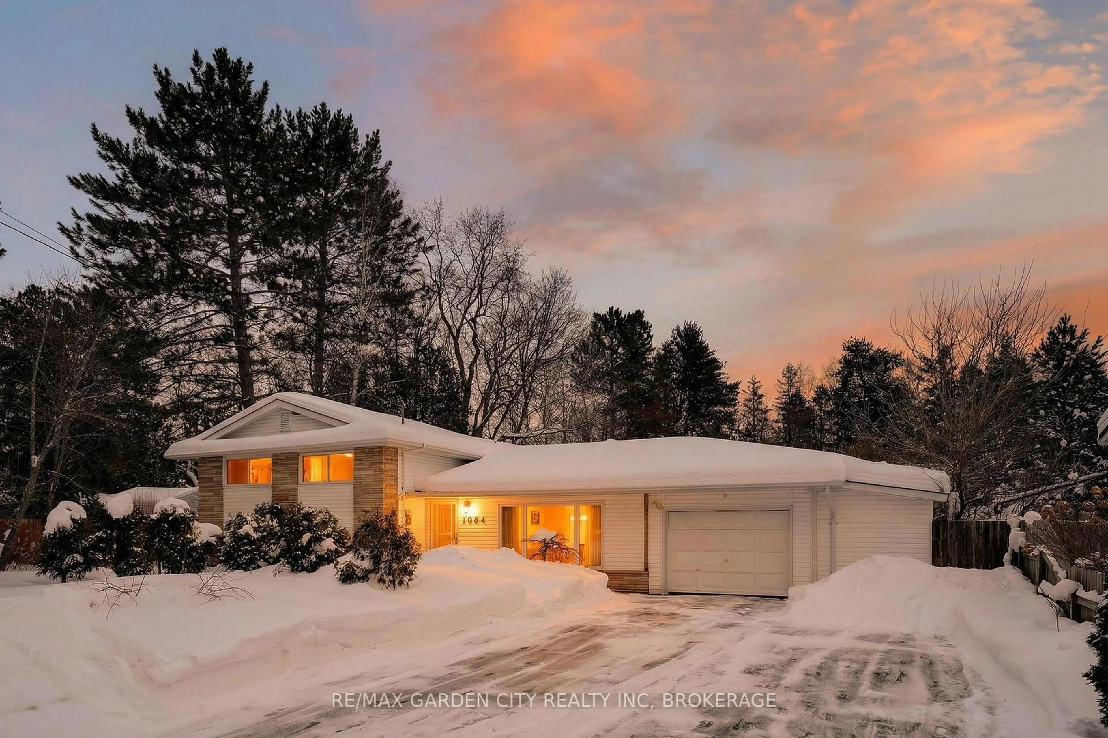 A pic from outside/outdoor area/front of a property/back of a property/a pic from drone, street for 4864 MICHELLE Dr, Greater Sudbury Ontario P3P 1G9