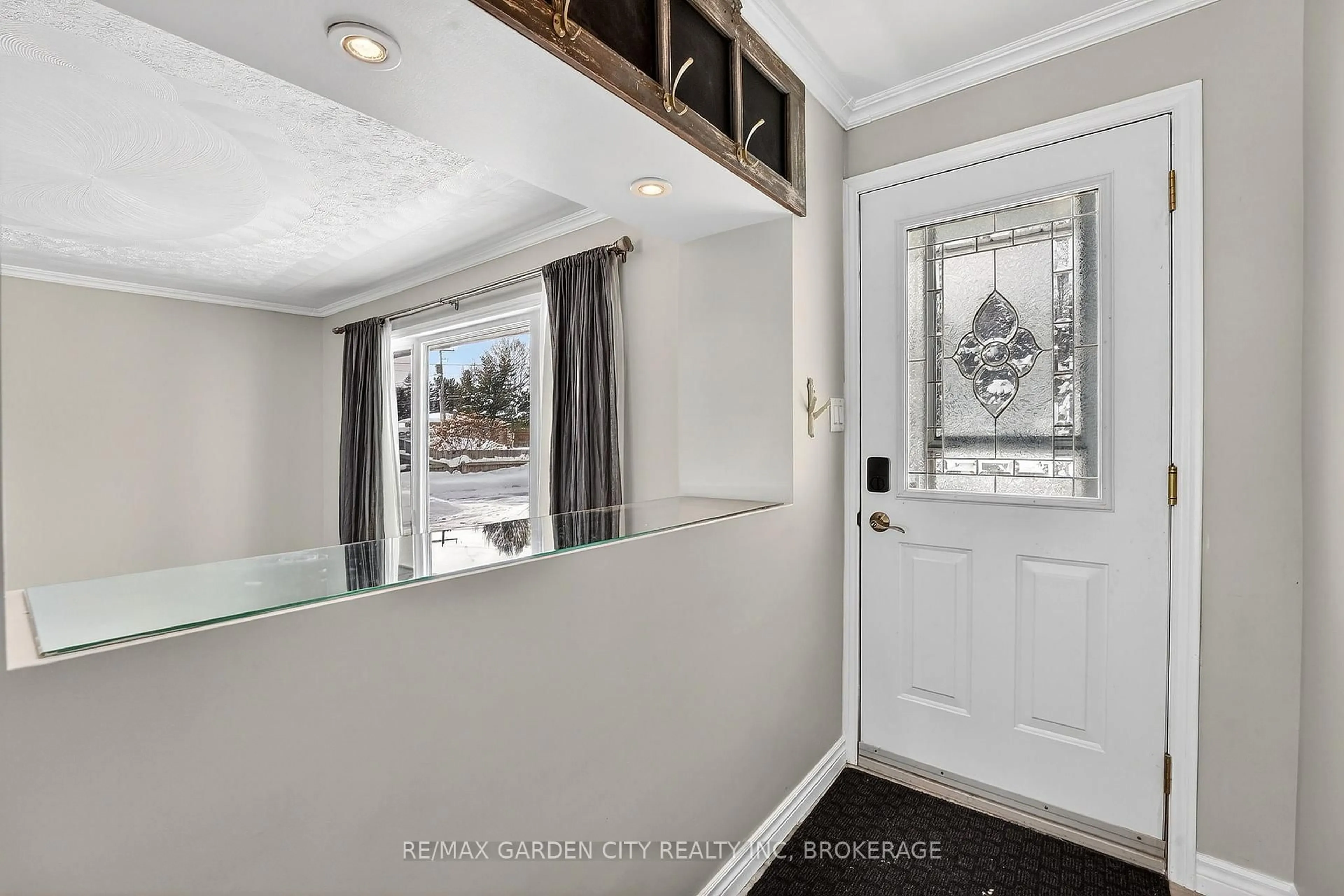 Indoor entryway for 4864 MICHELLE Dr, Greater Sudbury Ontario P3P 1G9