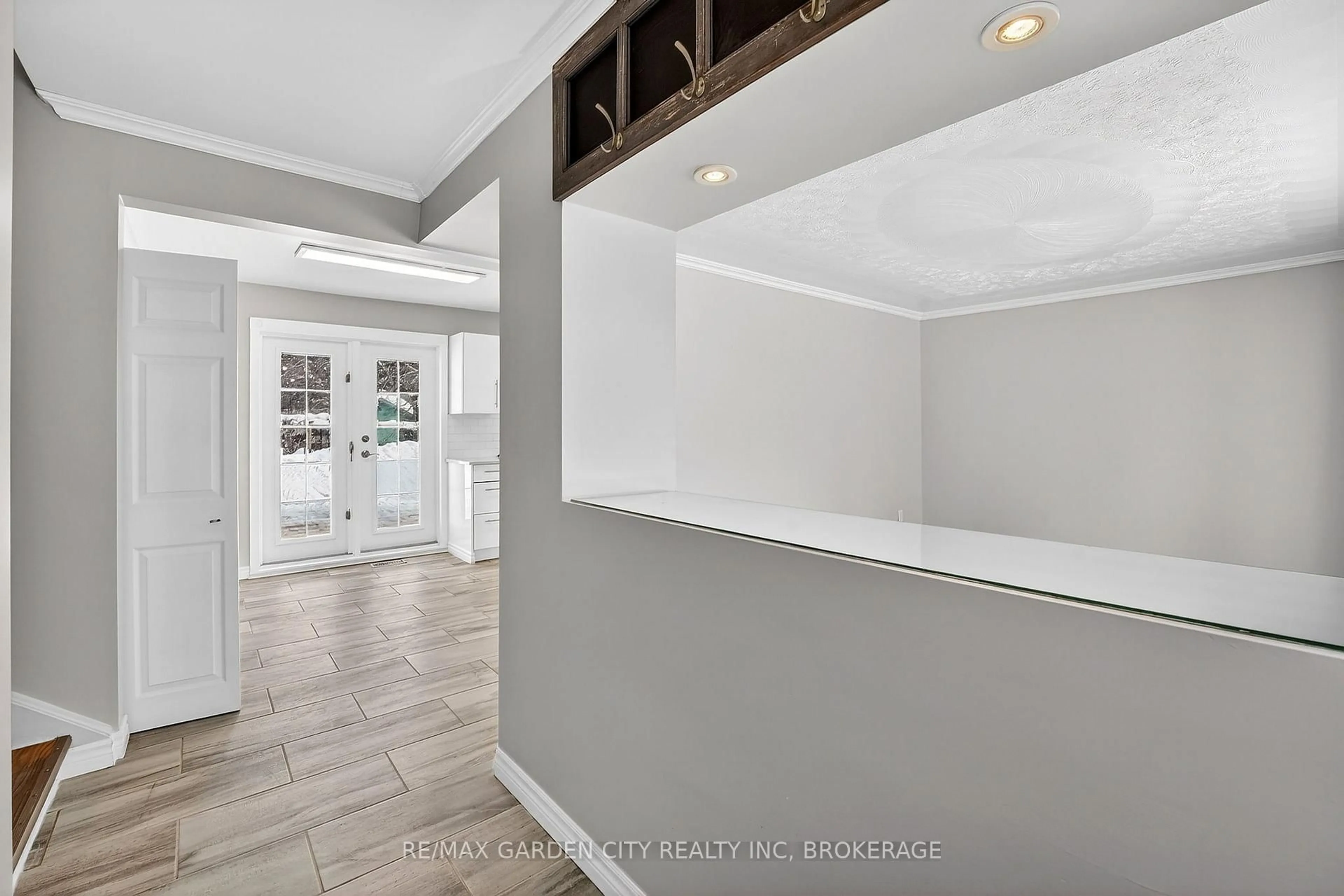 Indoor entryway for 4864 MICHELLE Dr, Greater Sudbury Ontario P3P 1G9