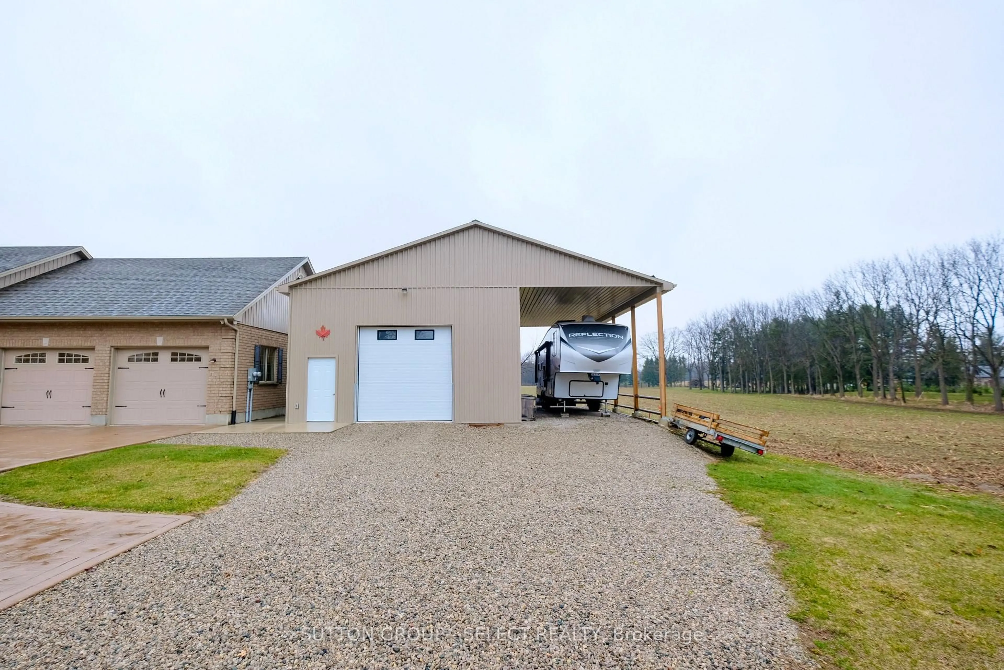 Indoor garage for 7284 Calvert Dr, Strathroy-Caradoc Ontario N7G 3H5