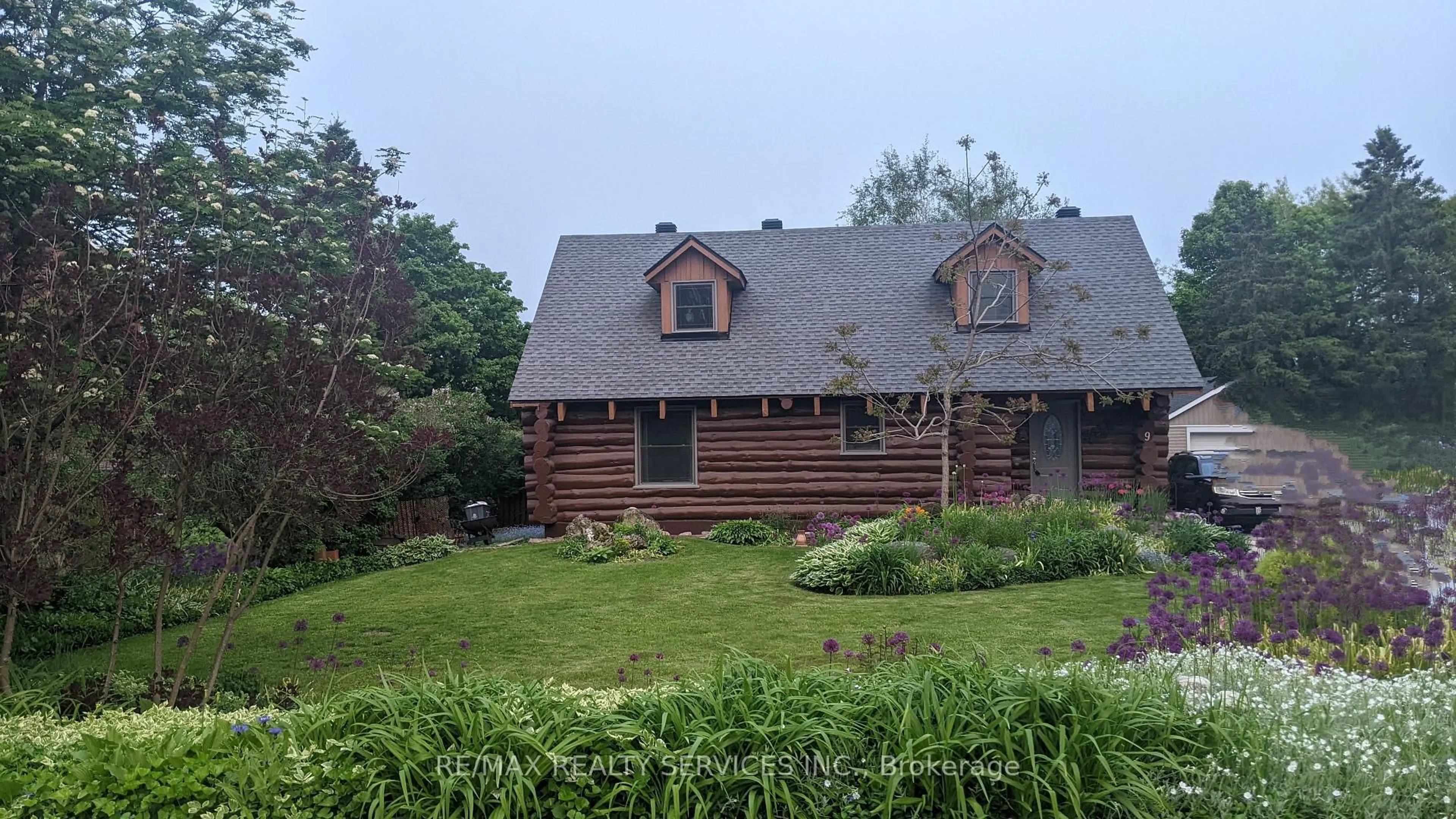 A pic from outside/outdoor area/front of a property/back of a property/a pic from drone, mountain view for 9 Orangeville St, Erin Ontario N0B 1Z0