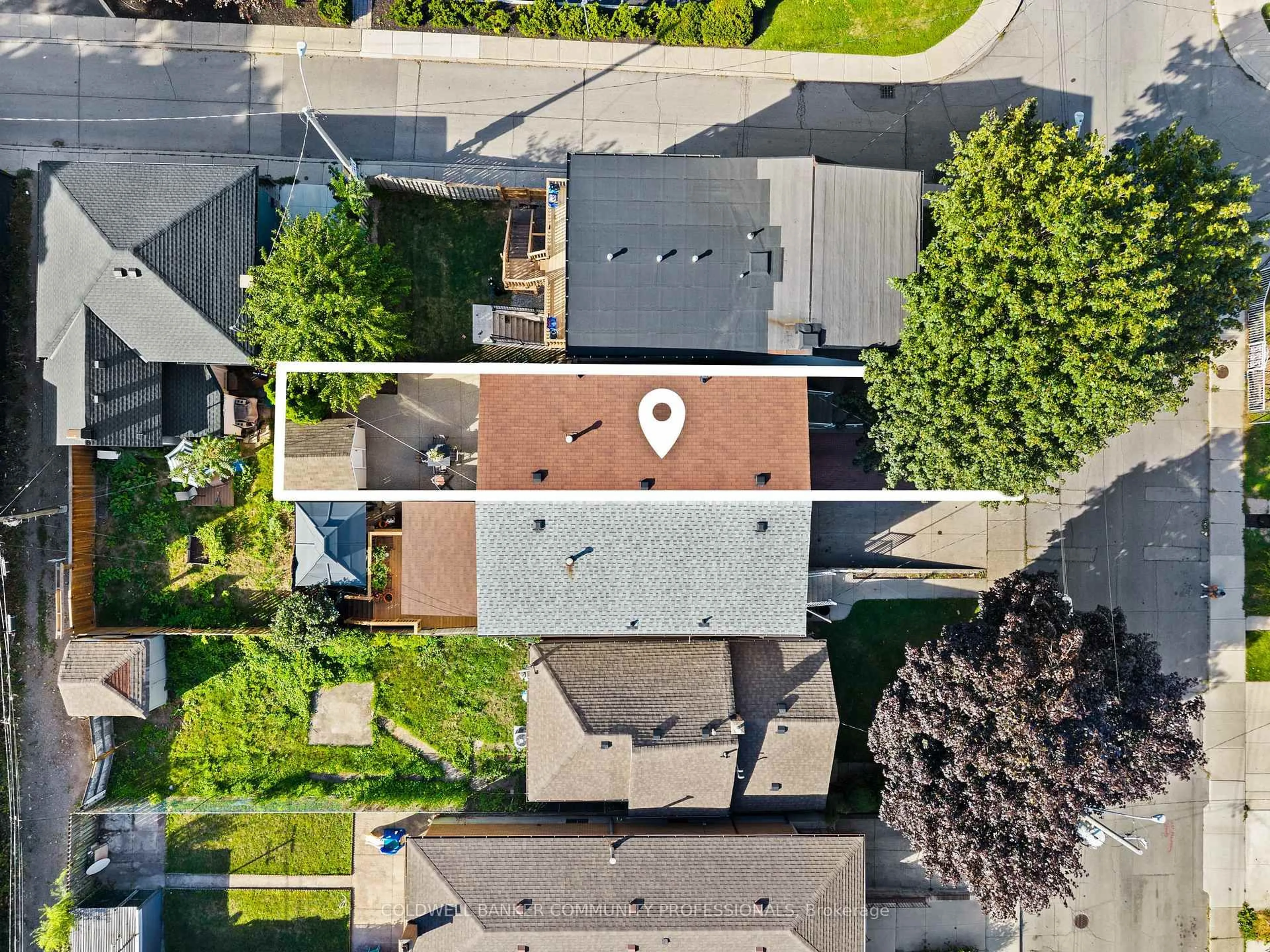 A pic from outside/outdoor area/front of a property/back of a property/a pic from drone, street for 135 West Ave, Hamilton Ontario L8L 5C4
