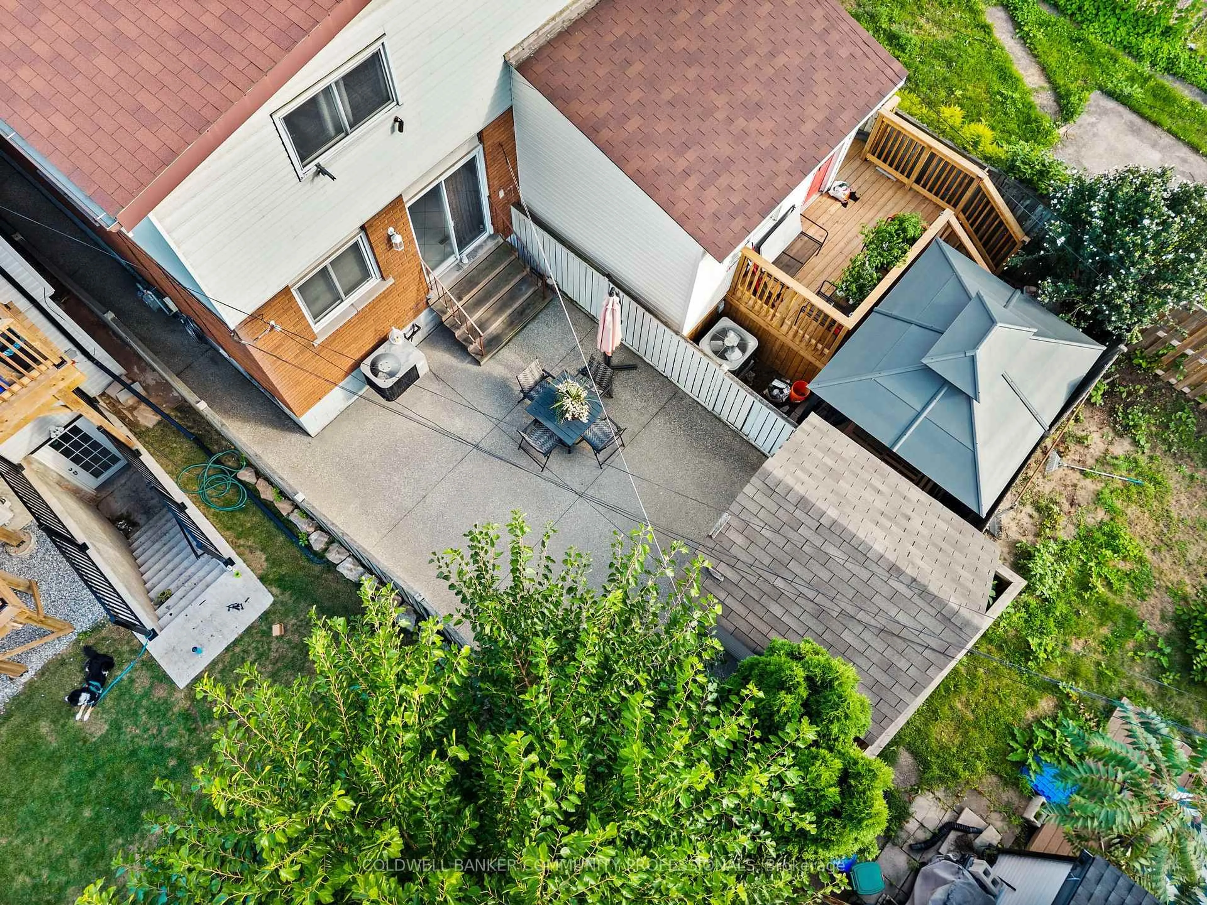 A pic from outside/outdoor area/front of a property/back of a property/a pic from drone, street for 135 West Ave, Hamilton Ontario L8L 5C4