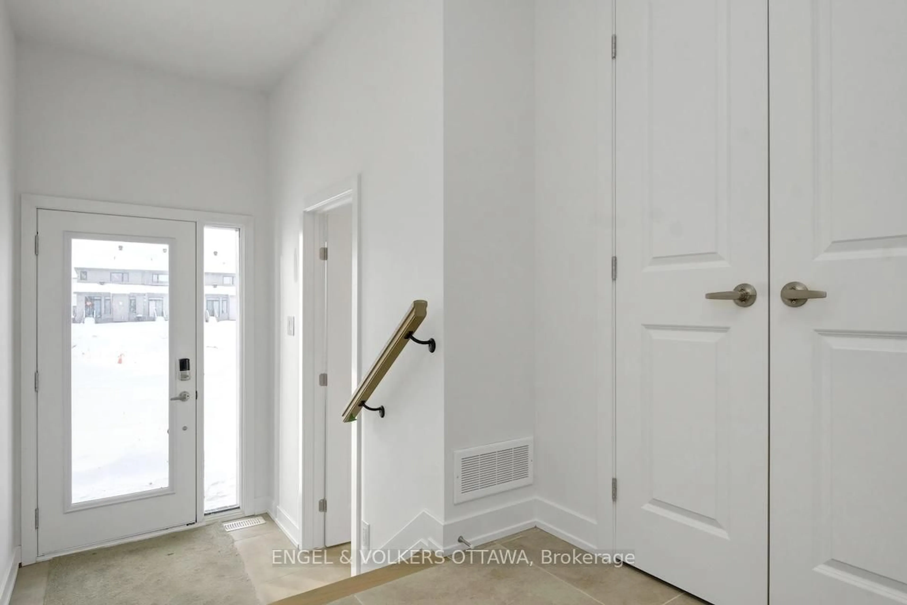 Indoor entryway for 584 Arbia Rdge, Kanata Ontario K2S 2S4