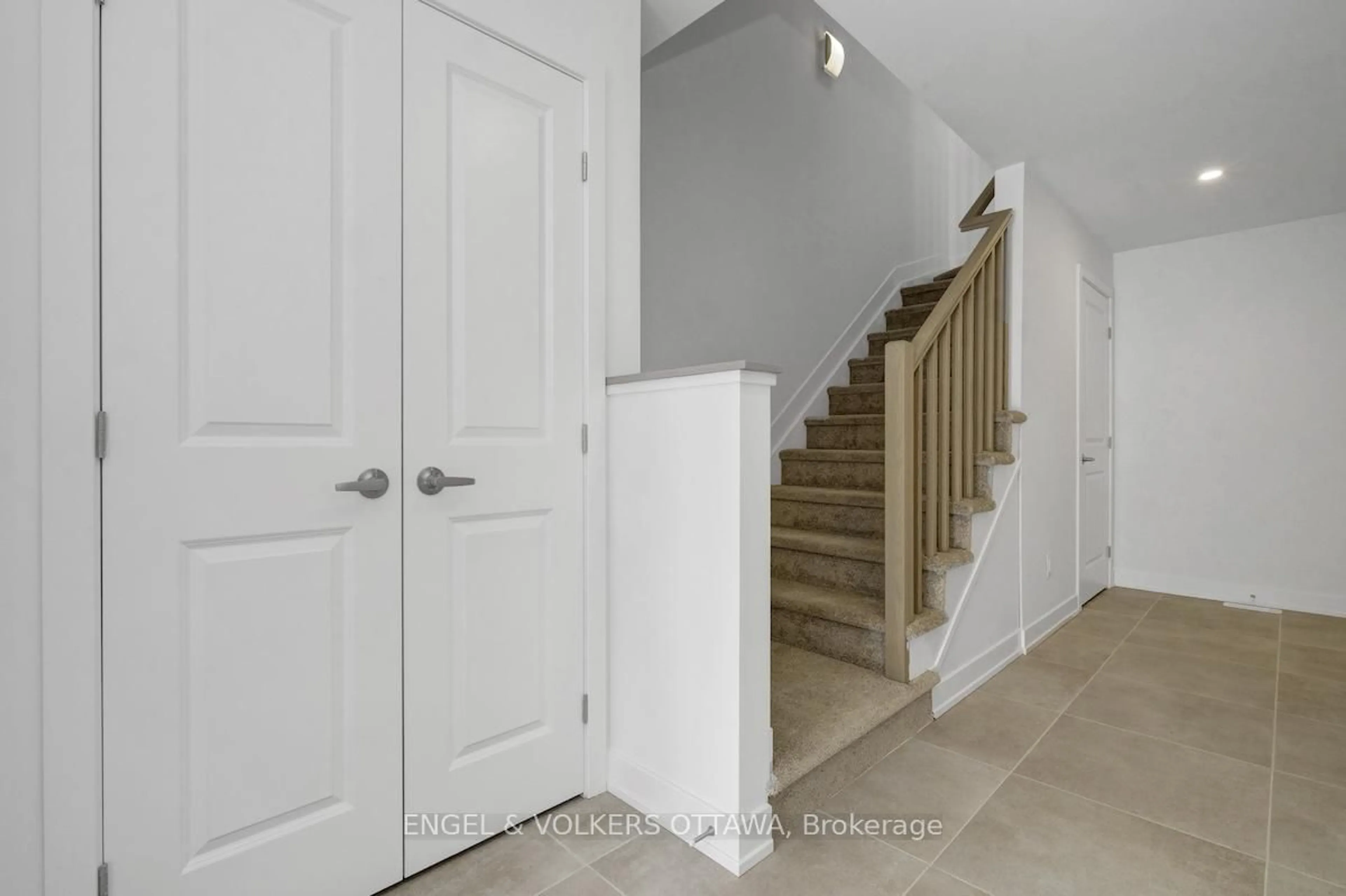 Indoor entryway for 584 Arbia Rdge, Kanata Ontario K2S 2S4