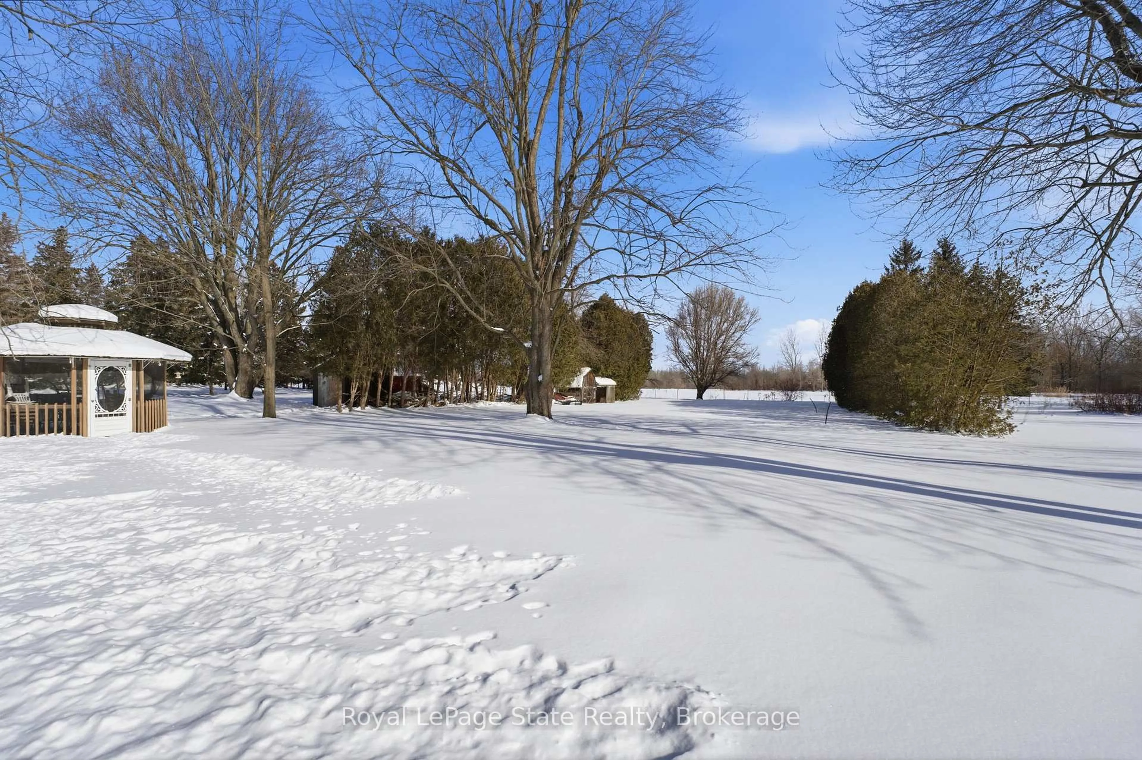 A pic from outside/outdoor area/front of a property/back of a property/a pic from drone, unknown for 34 Carey St, Hamilton Ontario L8B 0L5