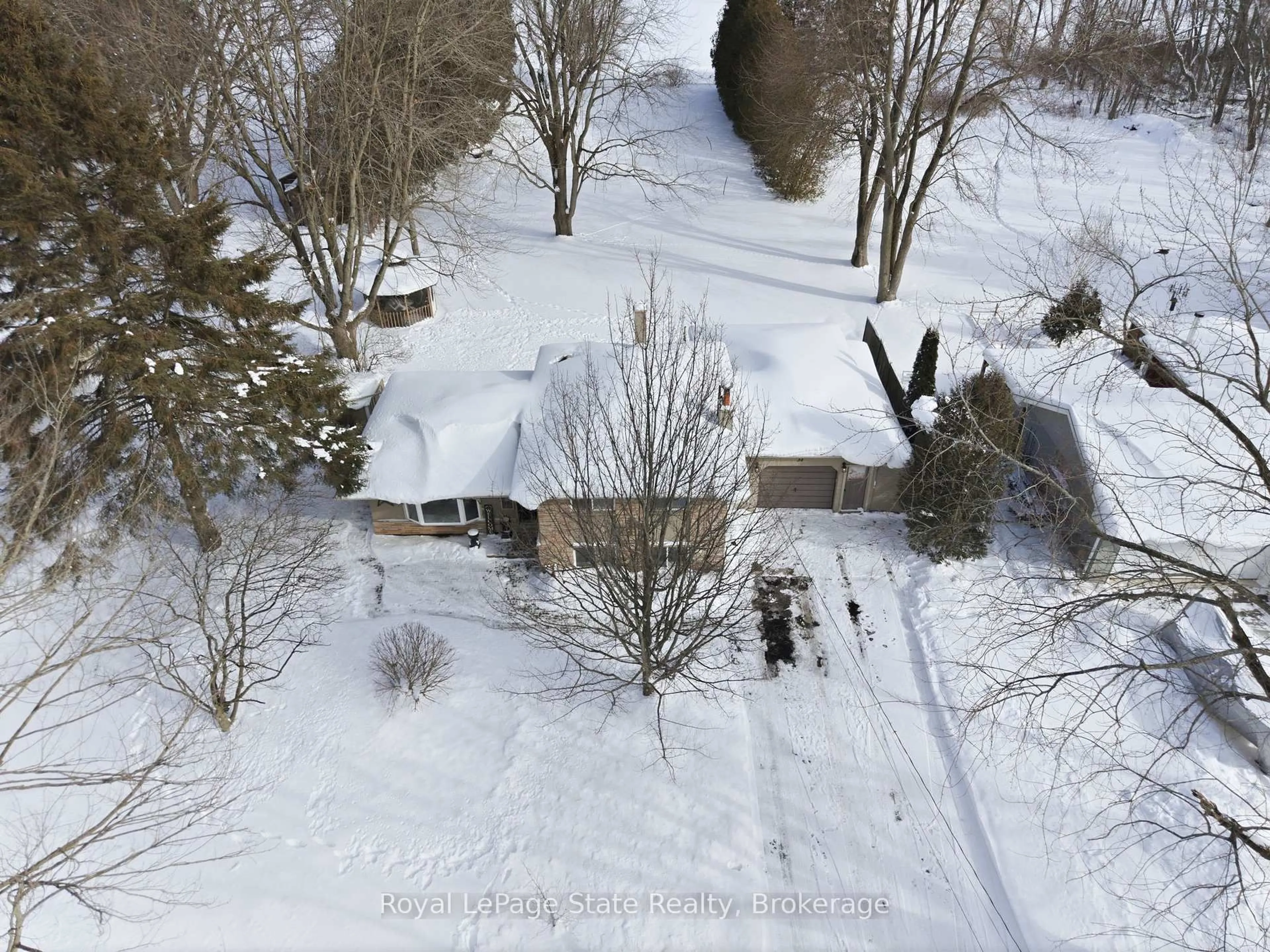 A pic from outside/outdoor area/front of a property/back of a property/a pic from drone, street for 34 Carey St, Hamilton Ontario L8B 0L5