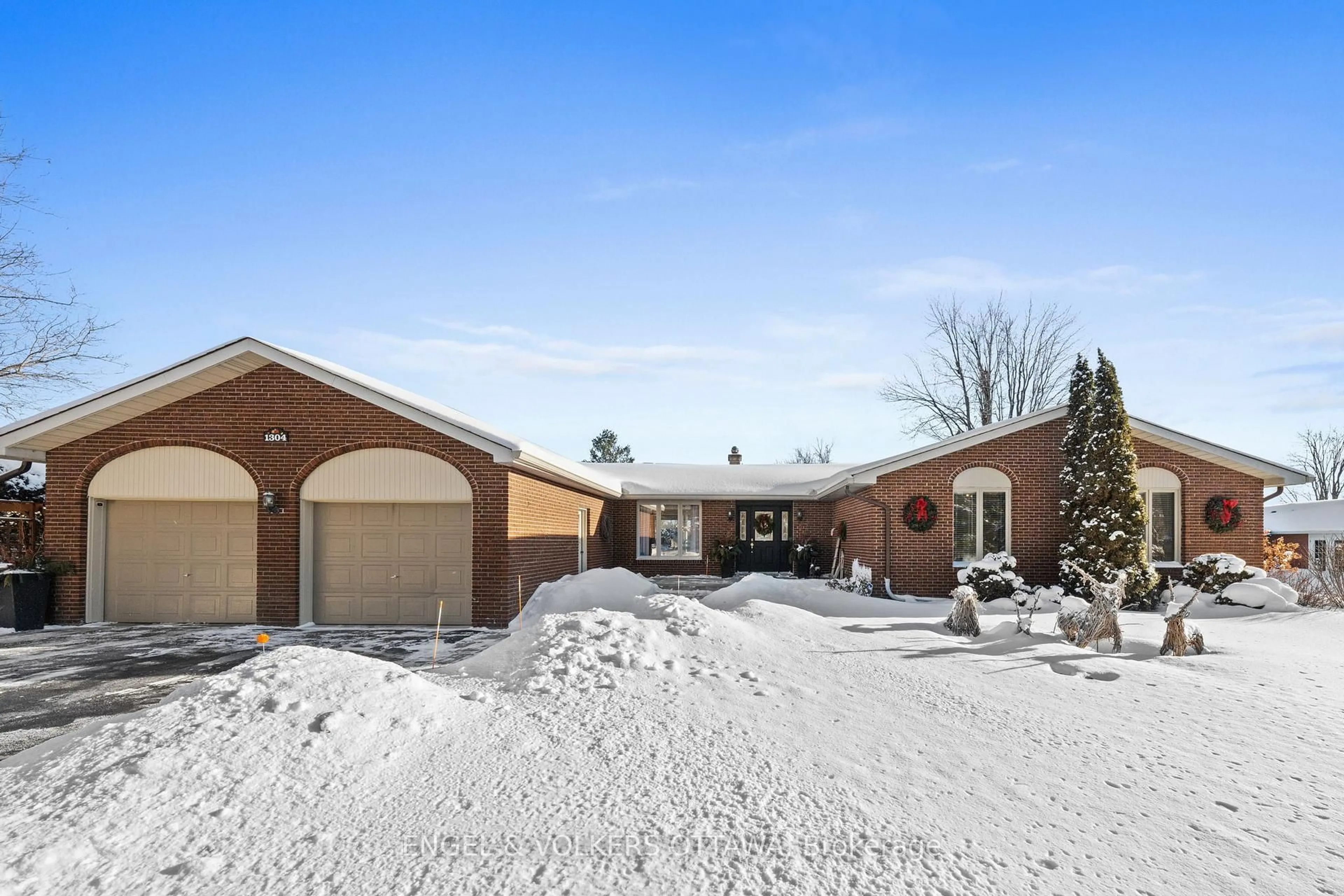 Home with brick exterior material, street for 1304 Fairway Dr, Manotick Ontario K4M 1B3