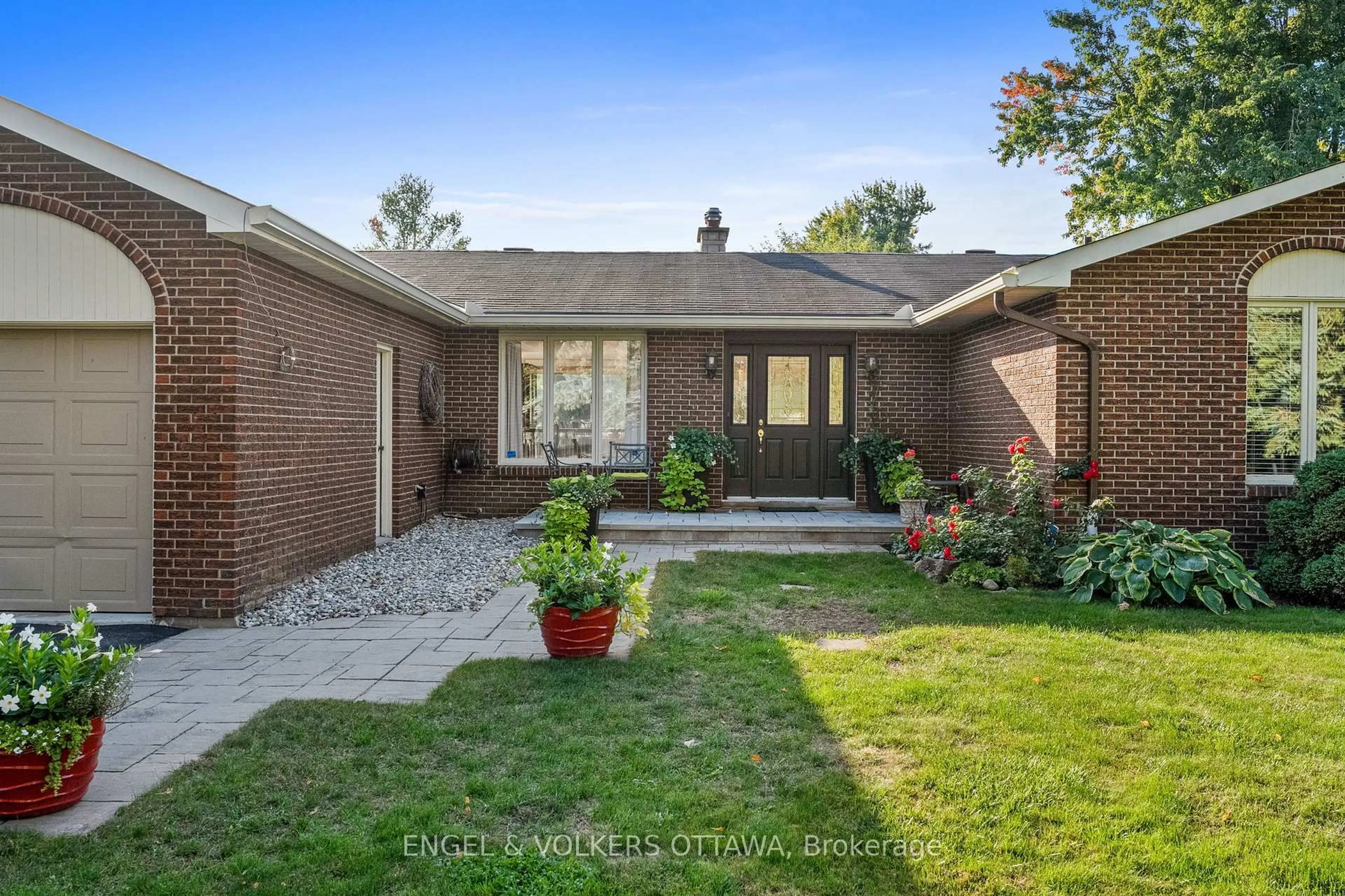 Home with brick exterior material, street for 1304 Fairway Dr, Manotick Ontario K4M 1B3