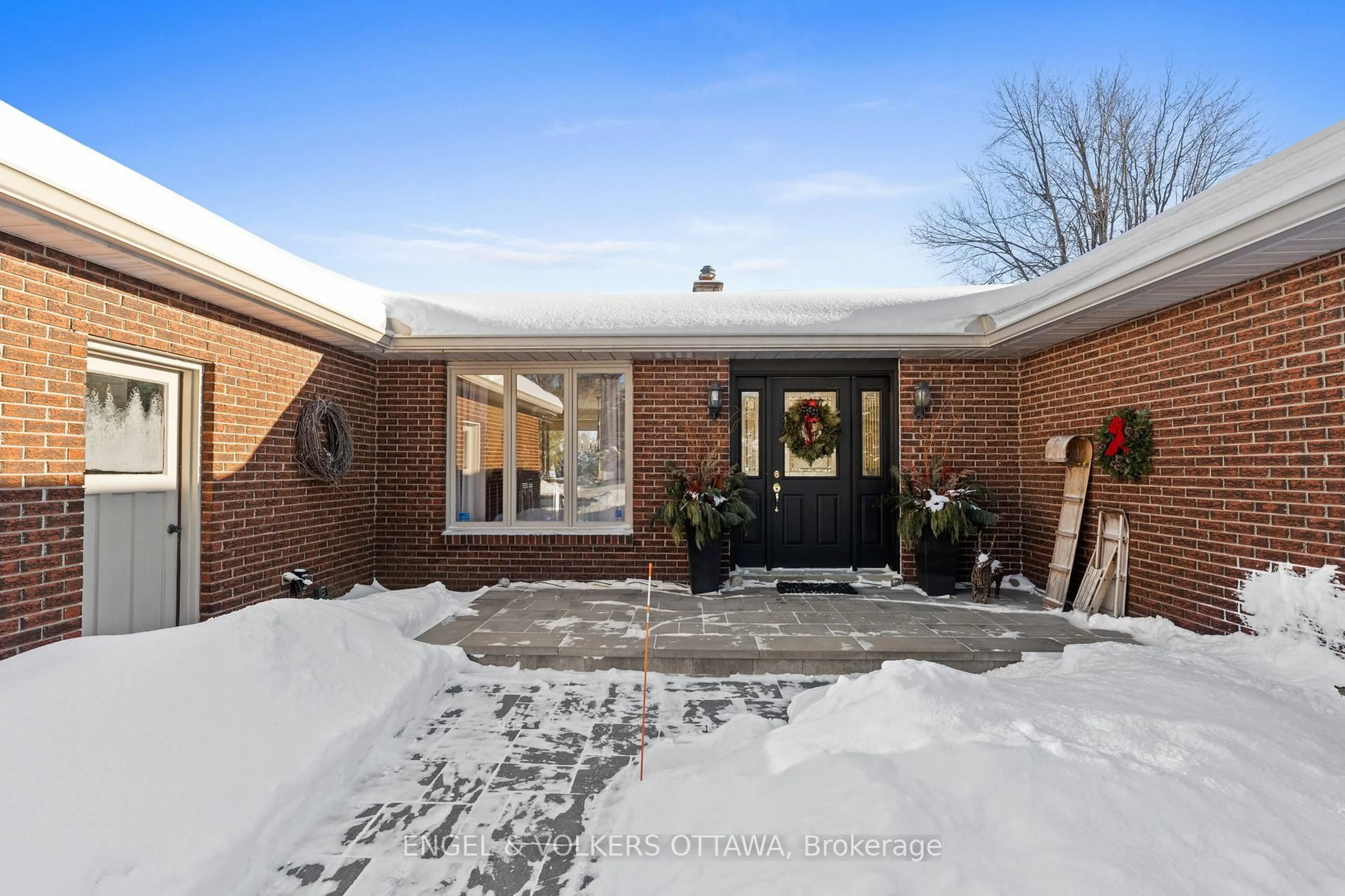 Home with brick exterior material, street for 1304 Fairway Dr, Manotick Ontario K4M 1B3