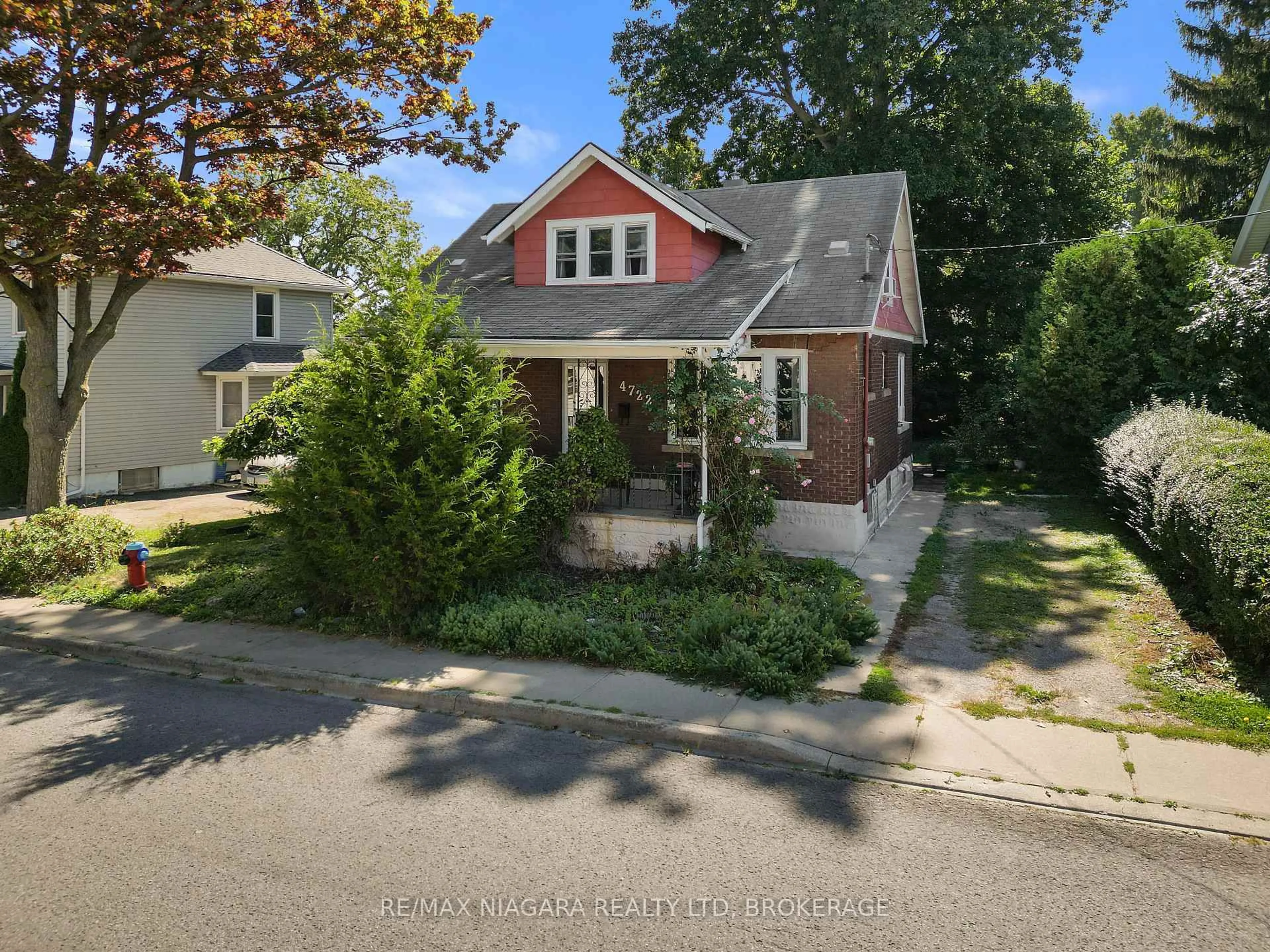 A pic from outside/outdoor area/front of a property/back of a property/a pic from drone, street for 4722 Ryerson Cres, Niagara Falls Ontario L2E 1E5