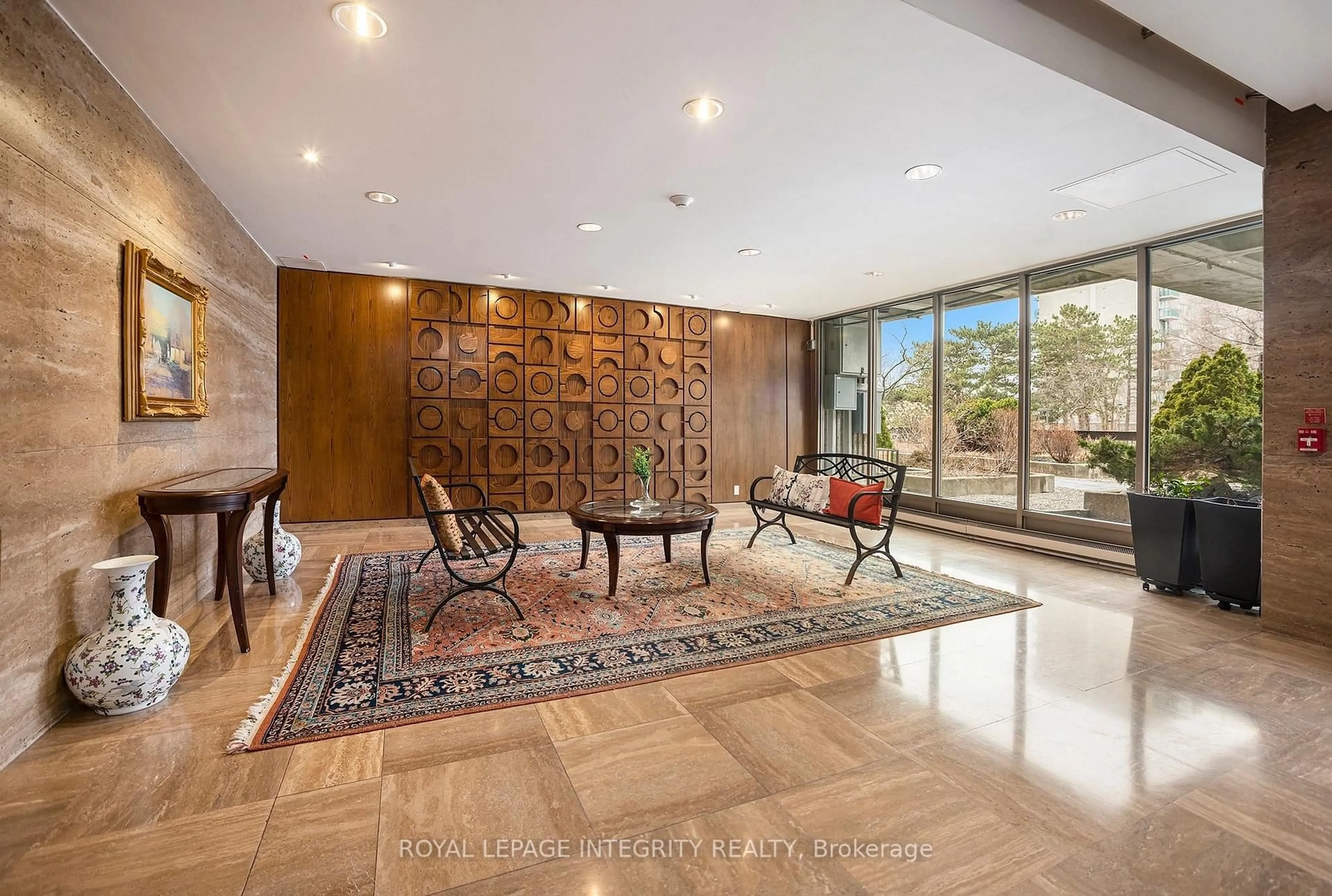 Indoor foyer for 2625 Regina St #803, Ottawa Ontario K2B 5W8