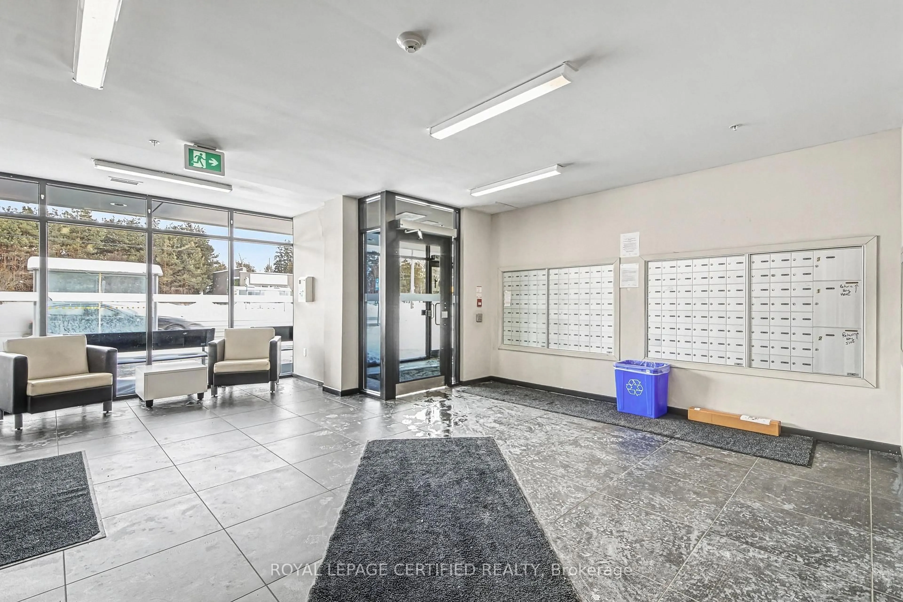 Indoor foyer for 1291 Gordon St #204, Guelph Ontario N1L 0M5