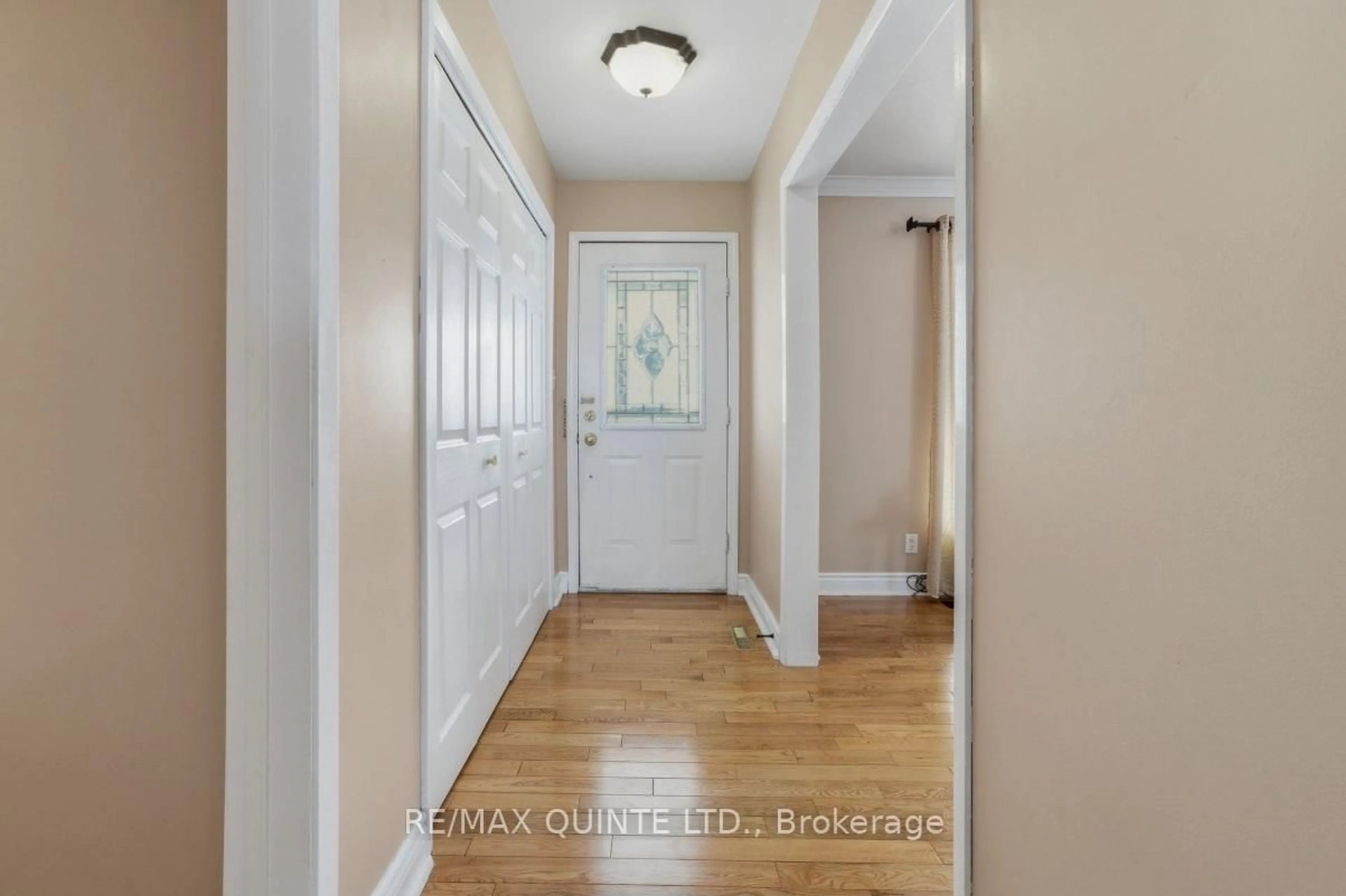 Indoor entryway for 10 Dorthy Dr, Quinte West Ontario K8V 5P5