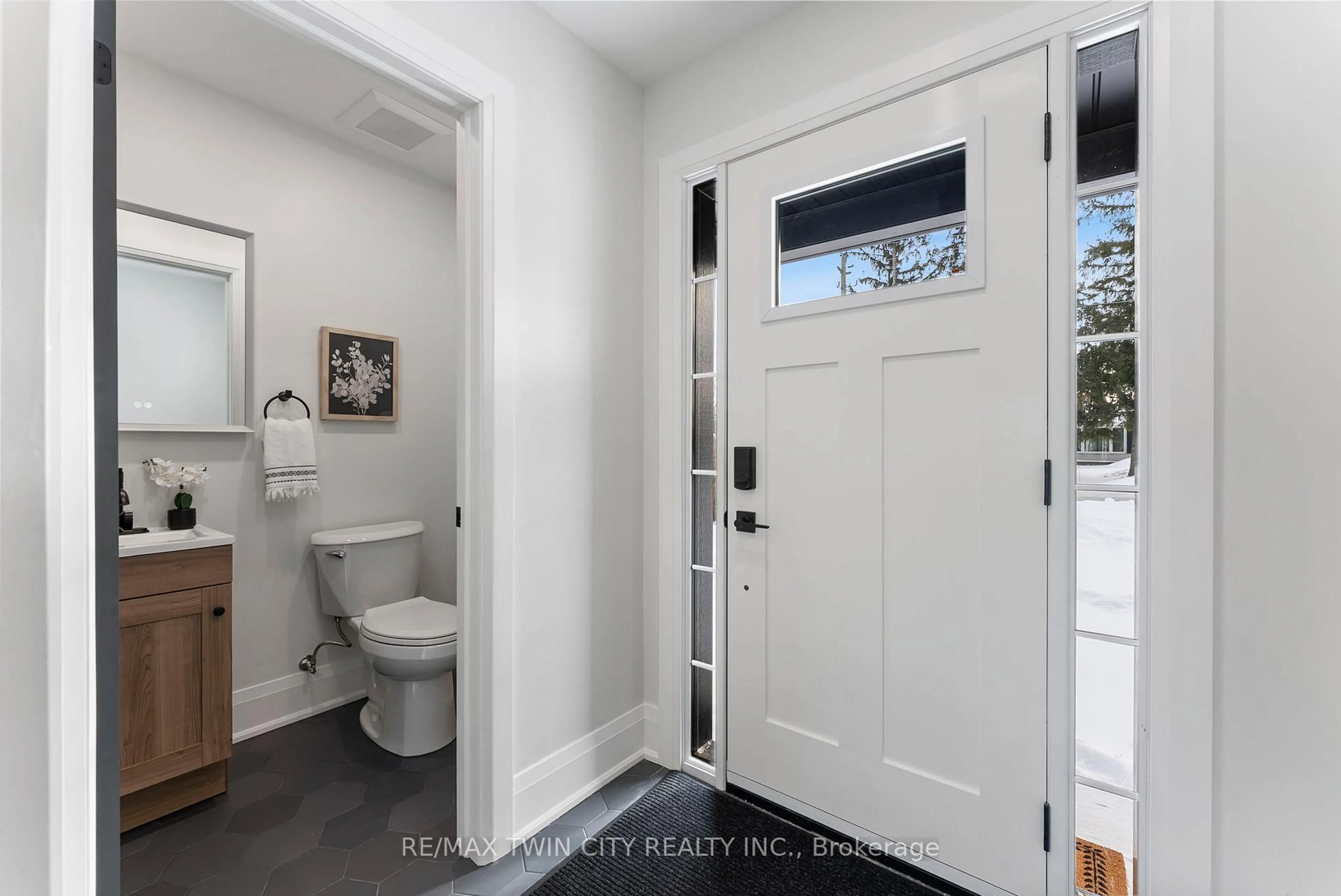 Indoor entryway for 50 Fife St, Haldimand Ontario N3W 1J2