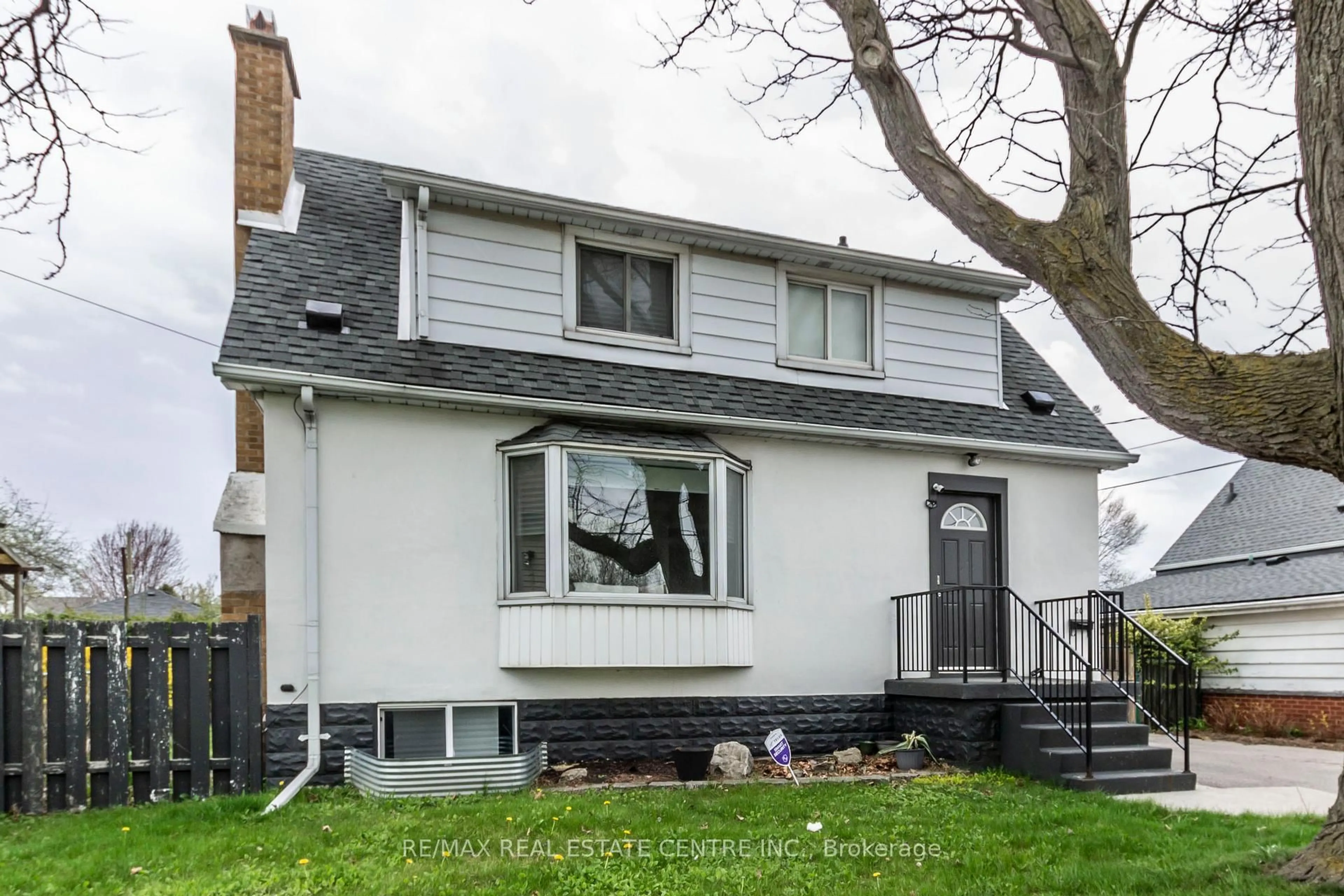 Home with vinyl exterior material, street for 20 West 1st St, Hamilton Ontario L9C 3B8