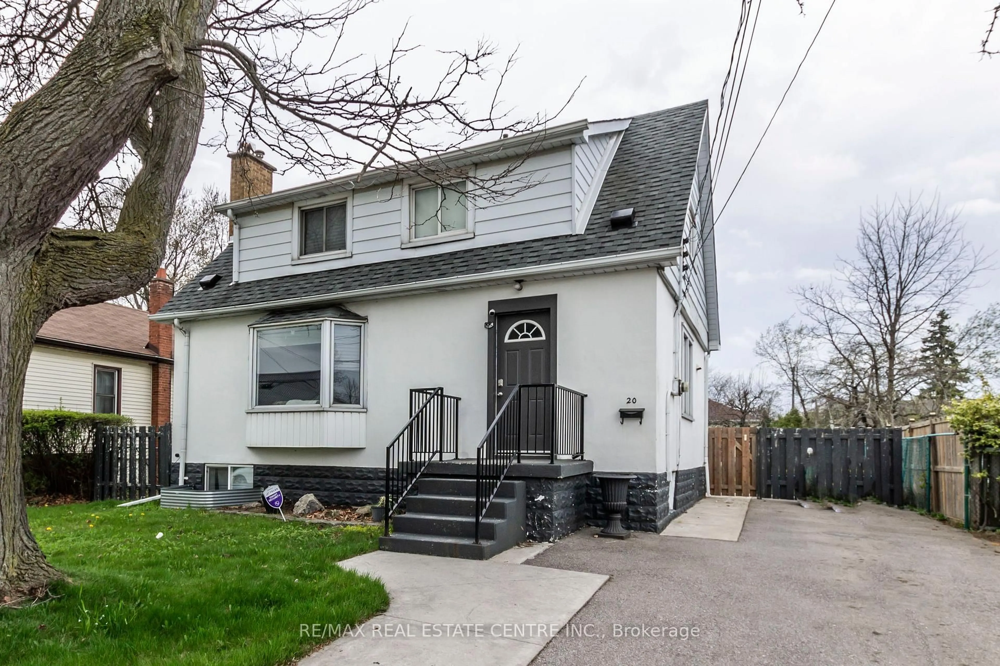Home with vinyl exterior material, street for 20 West 1st St, Hamilton Ontario L9C 3B8