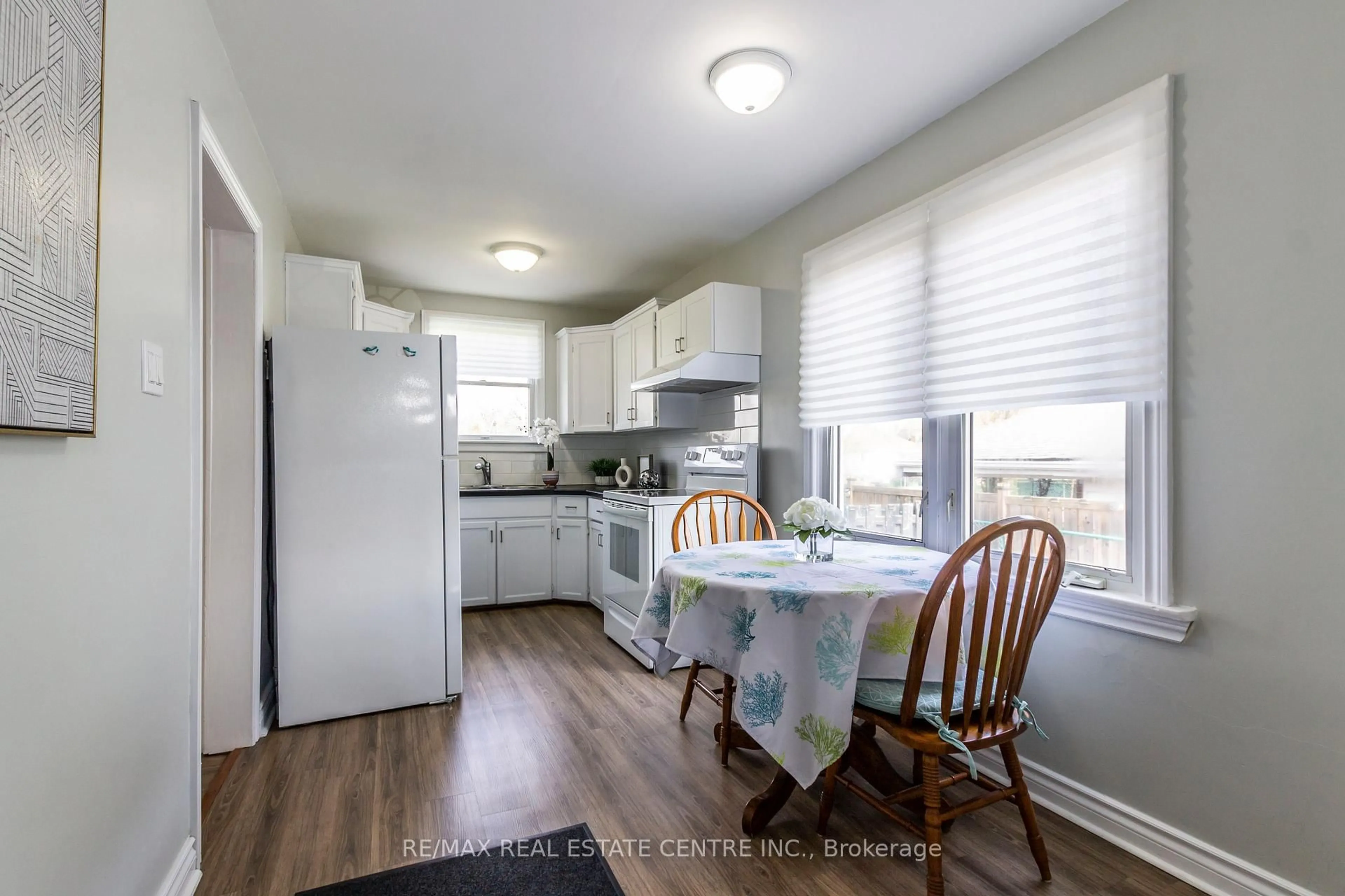 Standard kitchen, unknown for 20 West 1st St, Hamilton Ontario L9C 3B8