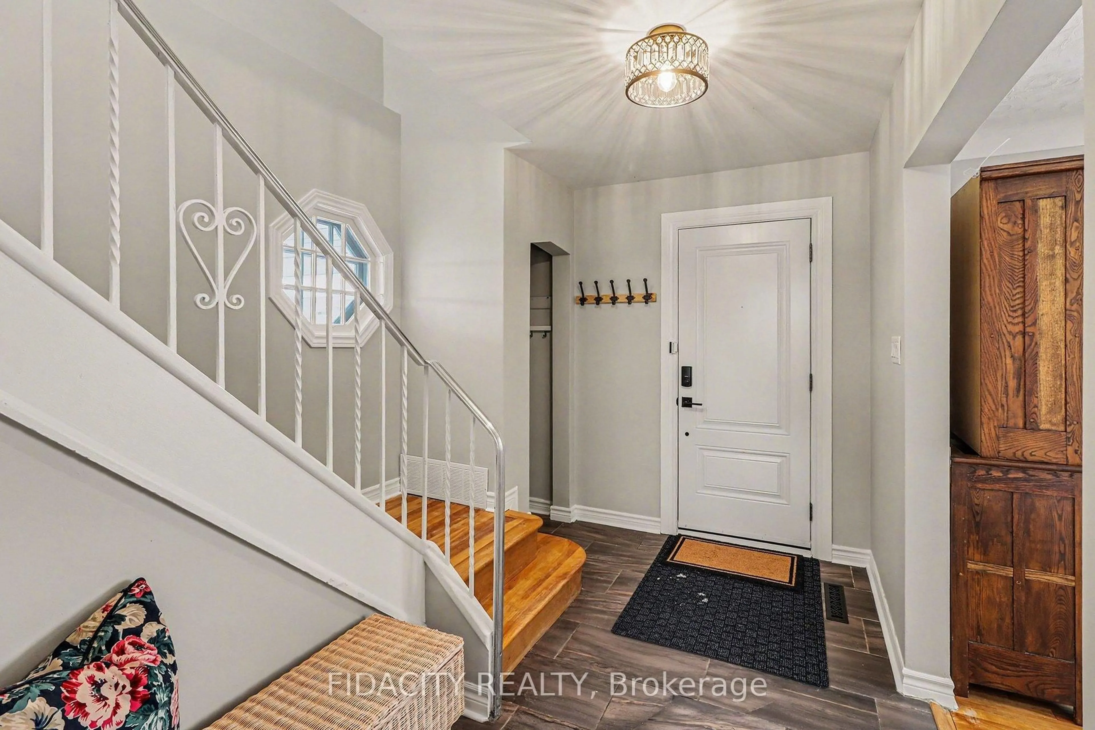 Indoor entryway for 758 Smyth Rd, Ottawa Ontario K1G 1P1