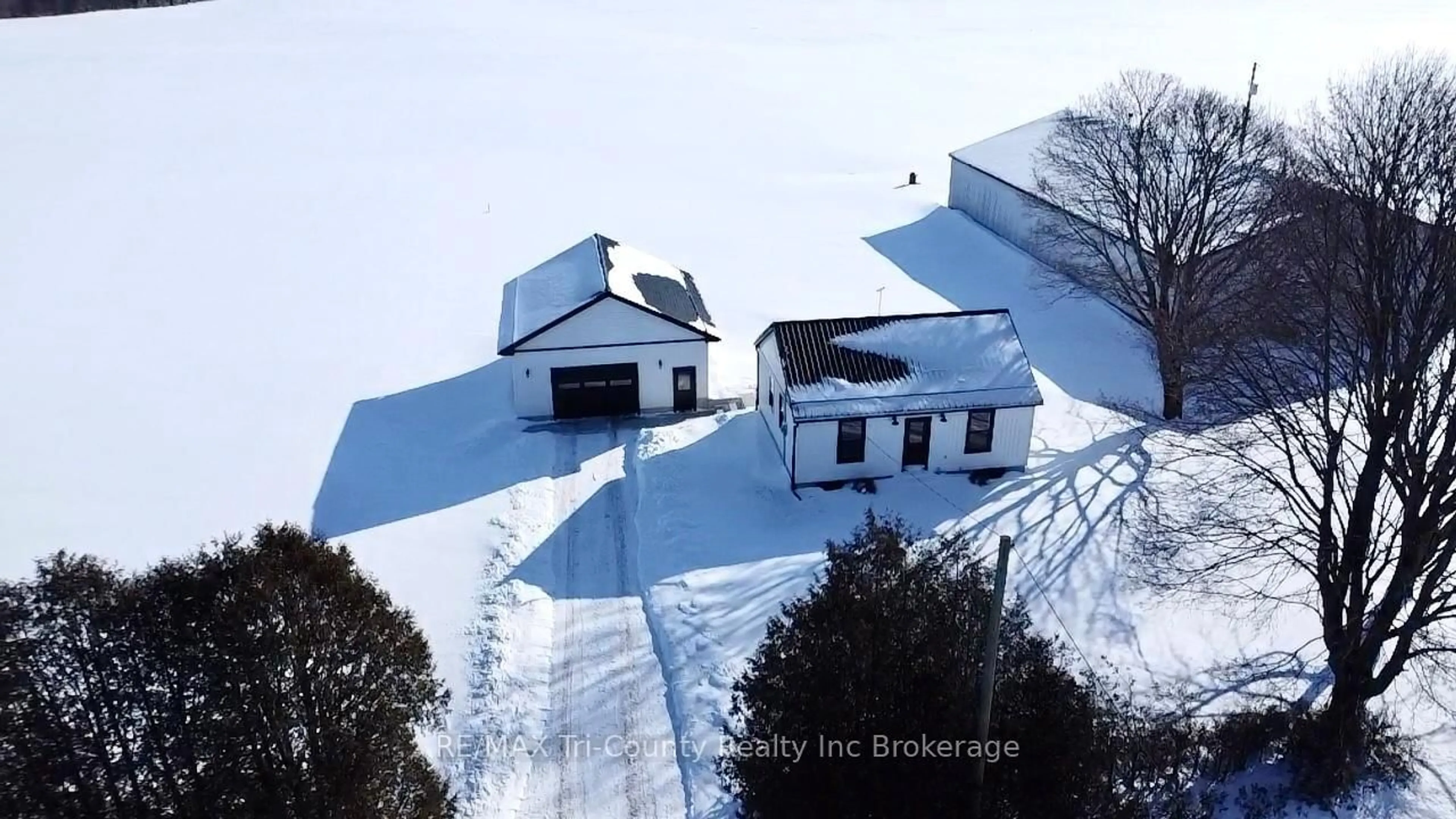 A pic from outside/outdoor area/front of a property/back of a property/a pic from drone, building for 564 5th Concession ENR Rd, Norfolk Ontario N0E 1G0