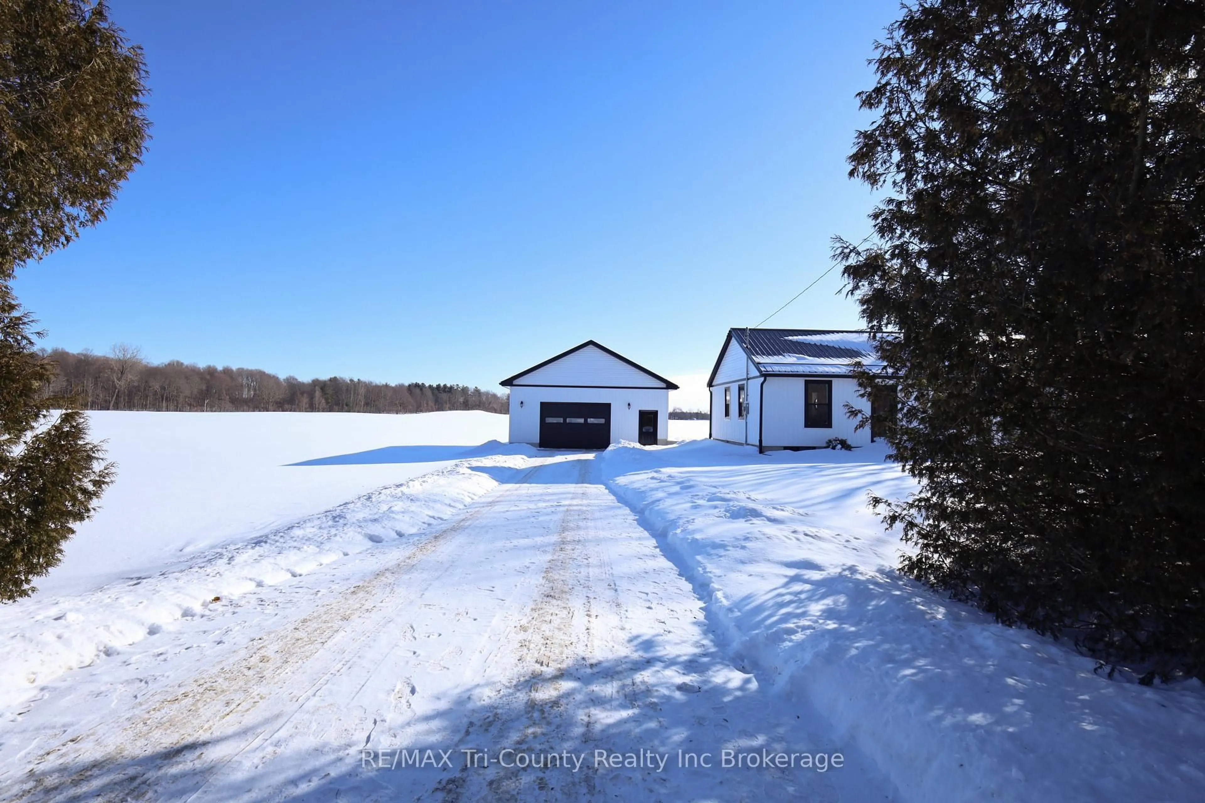 A pic from outside/outdoor area/front of a property/back of a property/a pic from drone, water/lake/river/ocean view for 564 5th Concession ENR Rd, Norfolk Ontario N0E 1G0