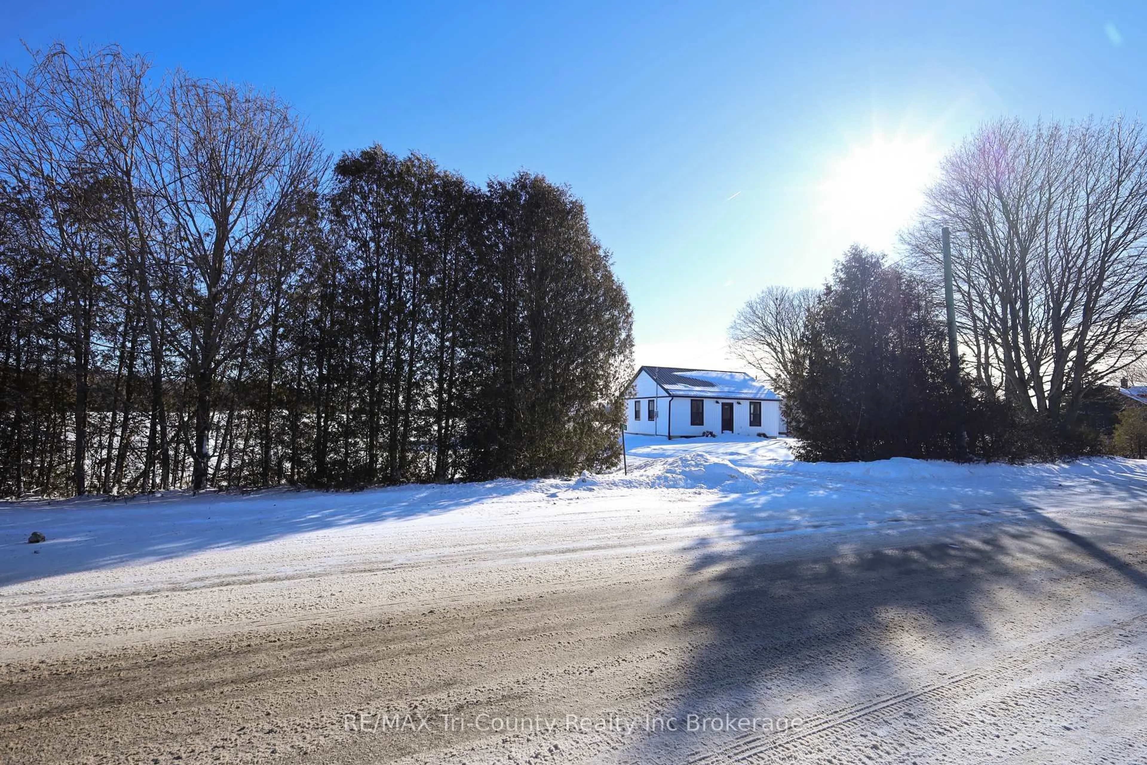 A pic from outside/outdoor area/front of a property/back of a property/a pic from drone, street for 564 5th Concession ENR Rd, Norfolk Ontario N0E 1G0