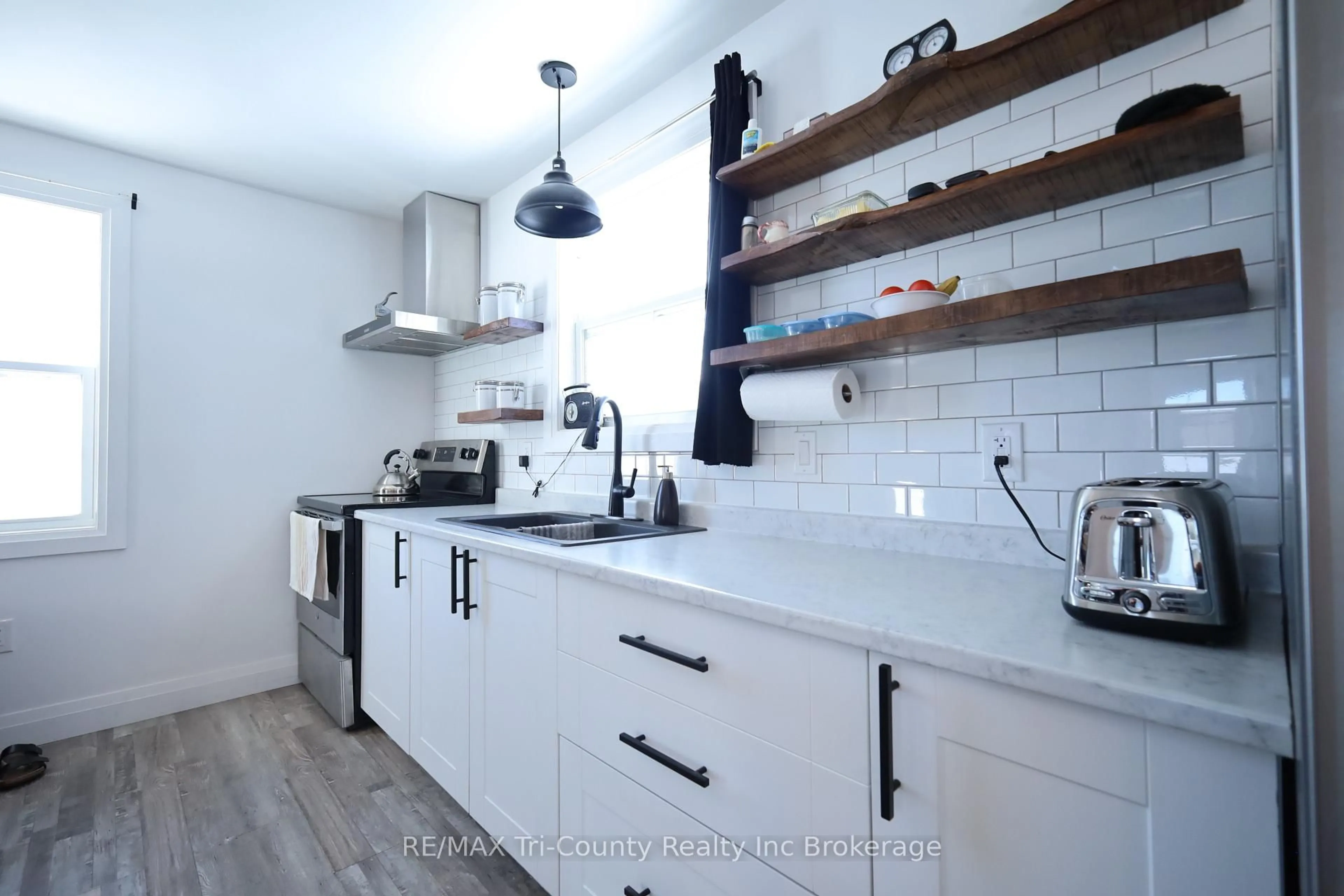 Contemporary kitchen, ceramic/tile floor for 564 5th Concession ENR Rd, Norfolk Ontario N0E 1G0