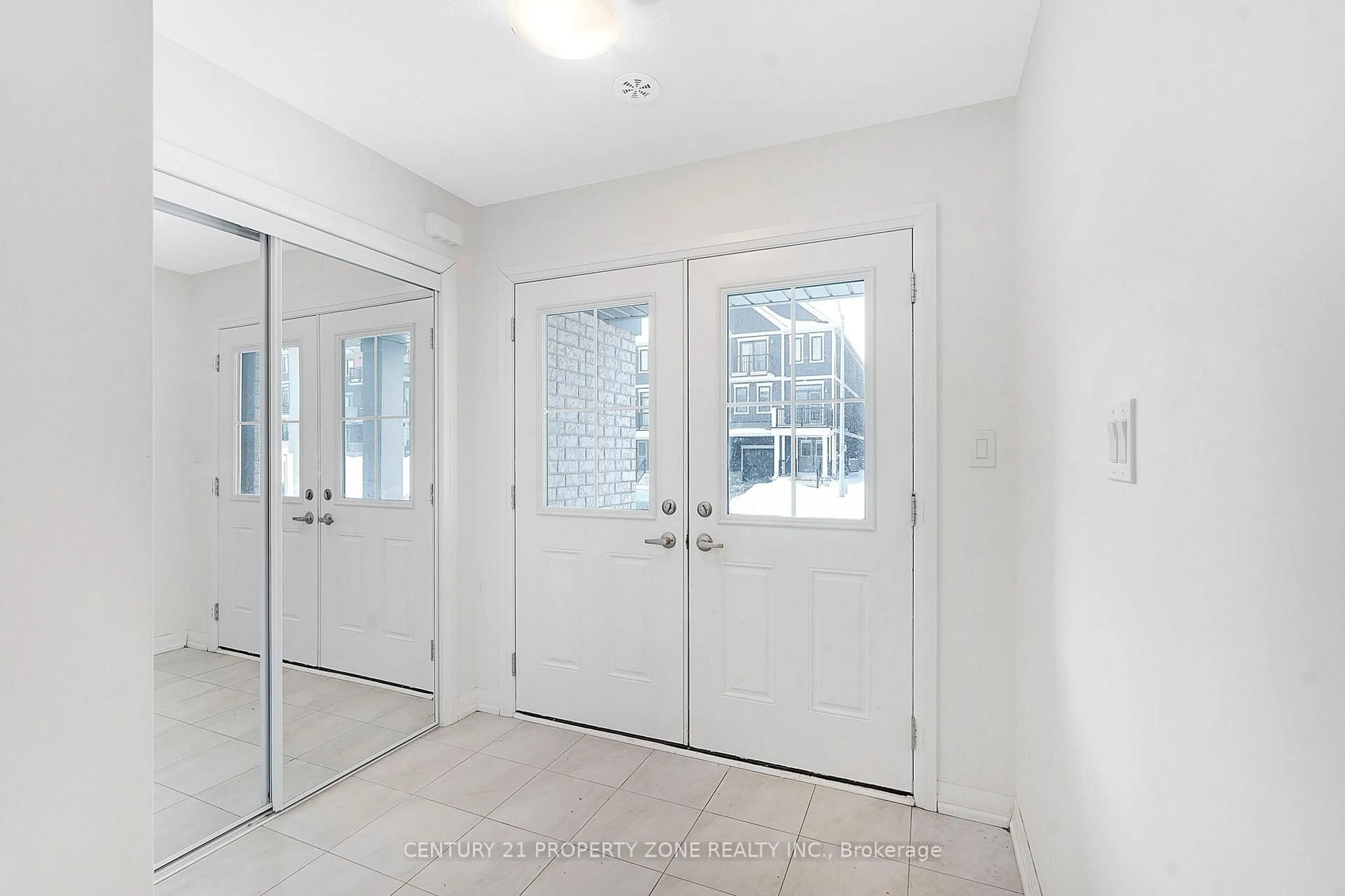 Indoor entryway for 75 NORWICH Cres, Haldimand Ontario N3W 0J4