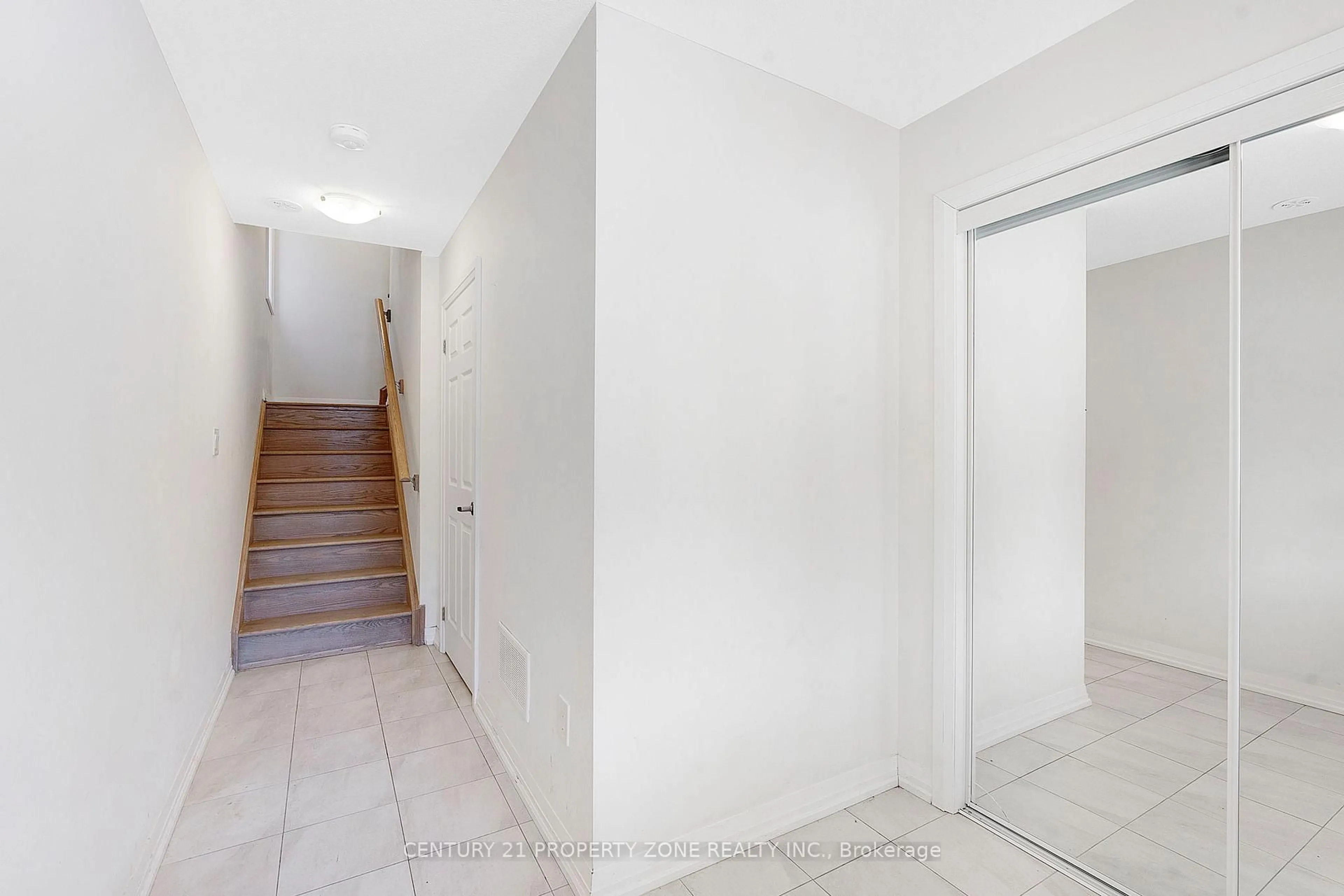 Indoor foyer for 75 NORWICH Cres, Haldimand Ontario N3W 0J4