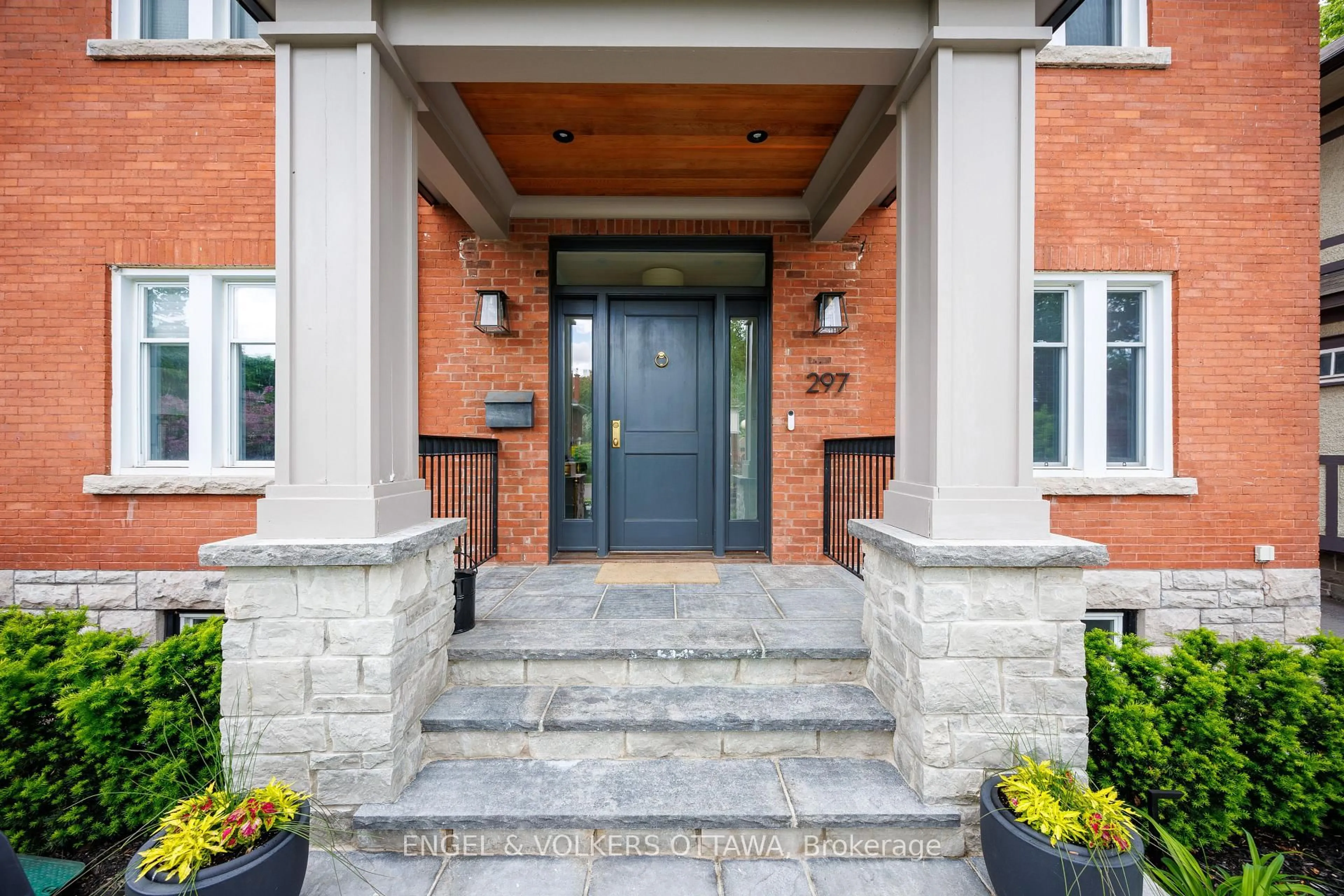 Indoor entryway for 297 CLEMOW Ave, Ottawa Ontario K1S 2B7