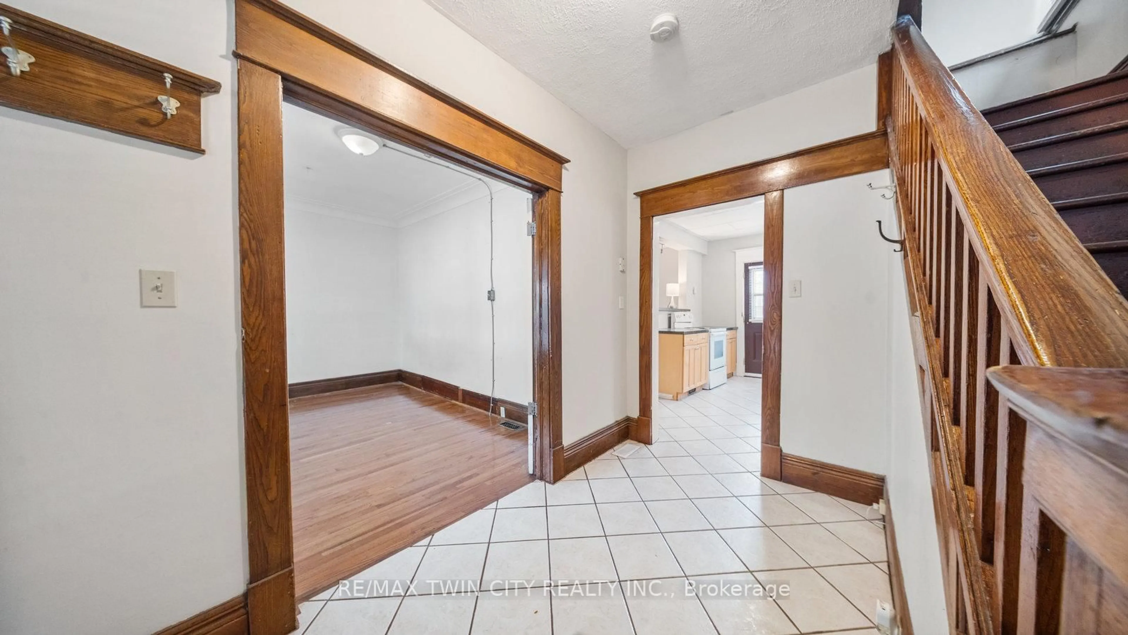 Indoor foyer for 47 Grey St, Brantford Ontario N3T 2T1