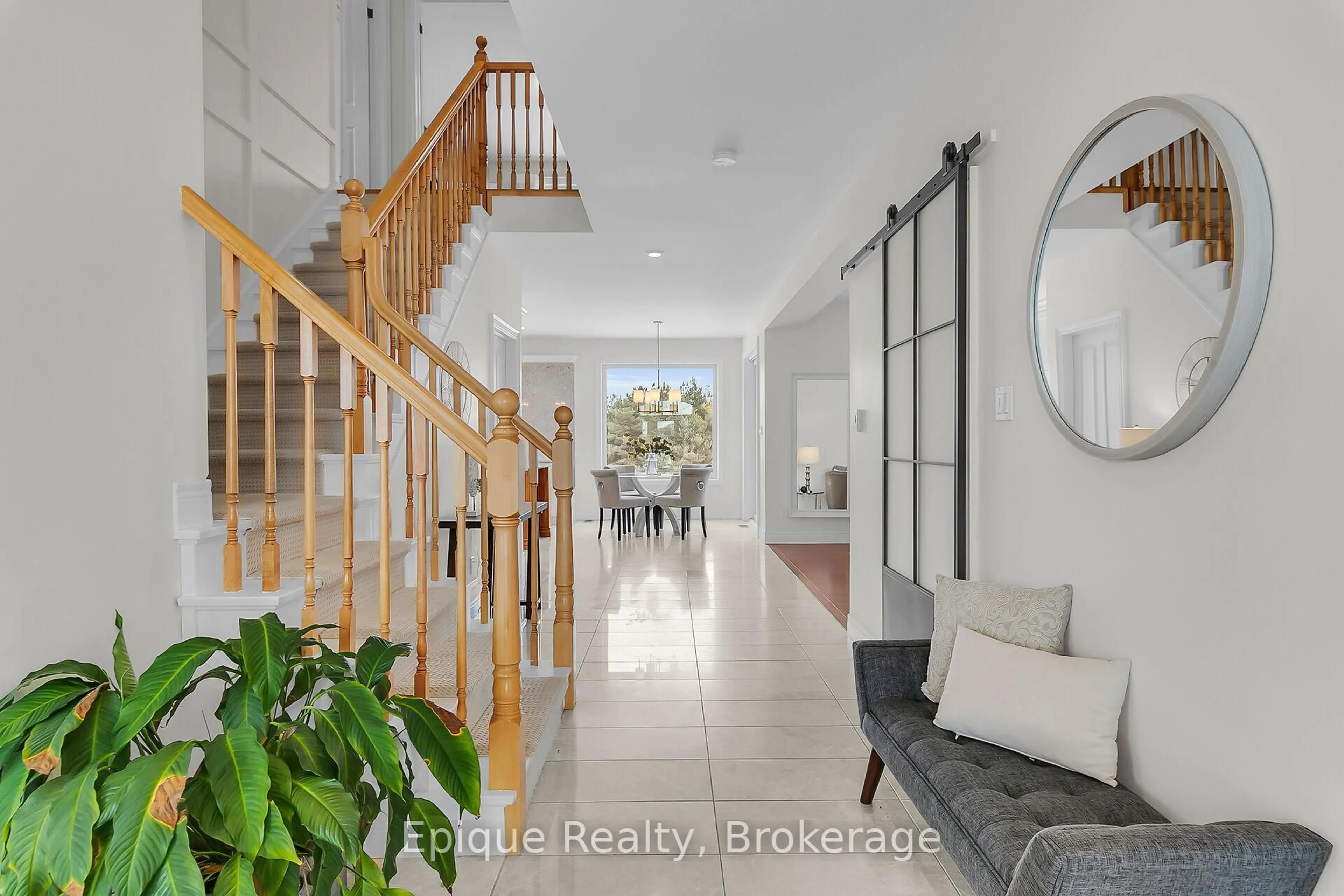 Indoor entryway for 125 Crewson Crt, Erin Ontario N0B 2K0