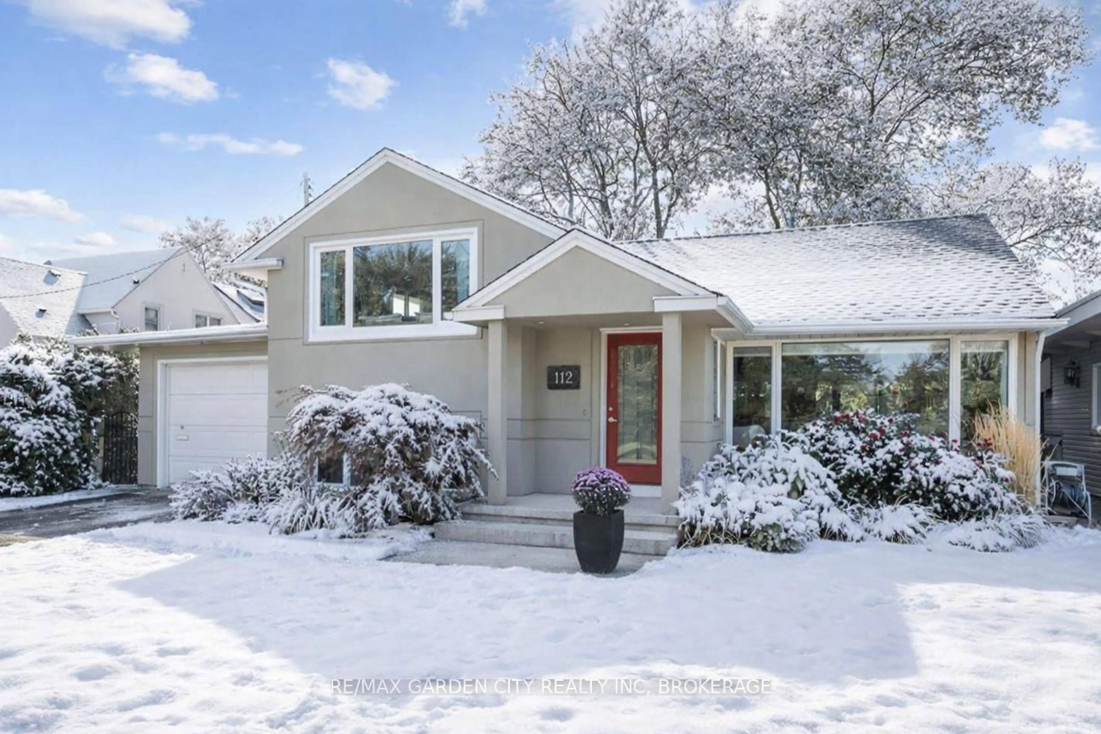 Home with vinyl exterior material, street for 112 Riverdale Dr, St. Catharines Ontario L2R 4B9