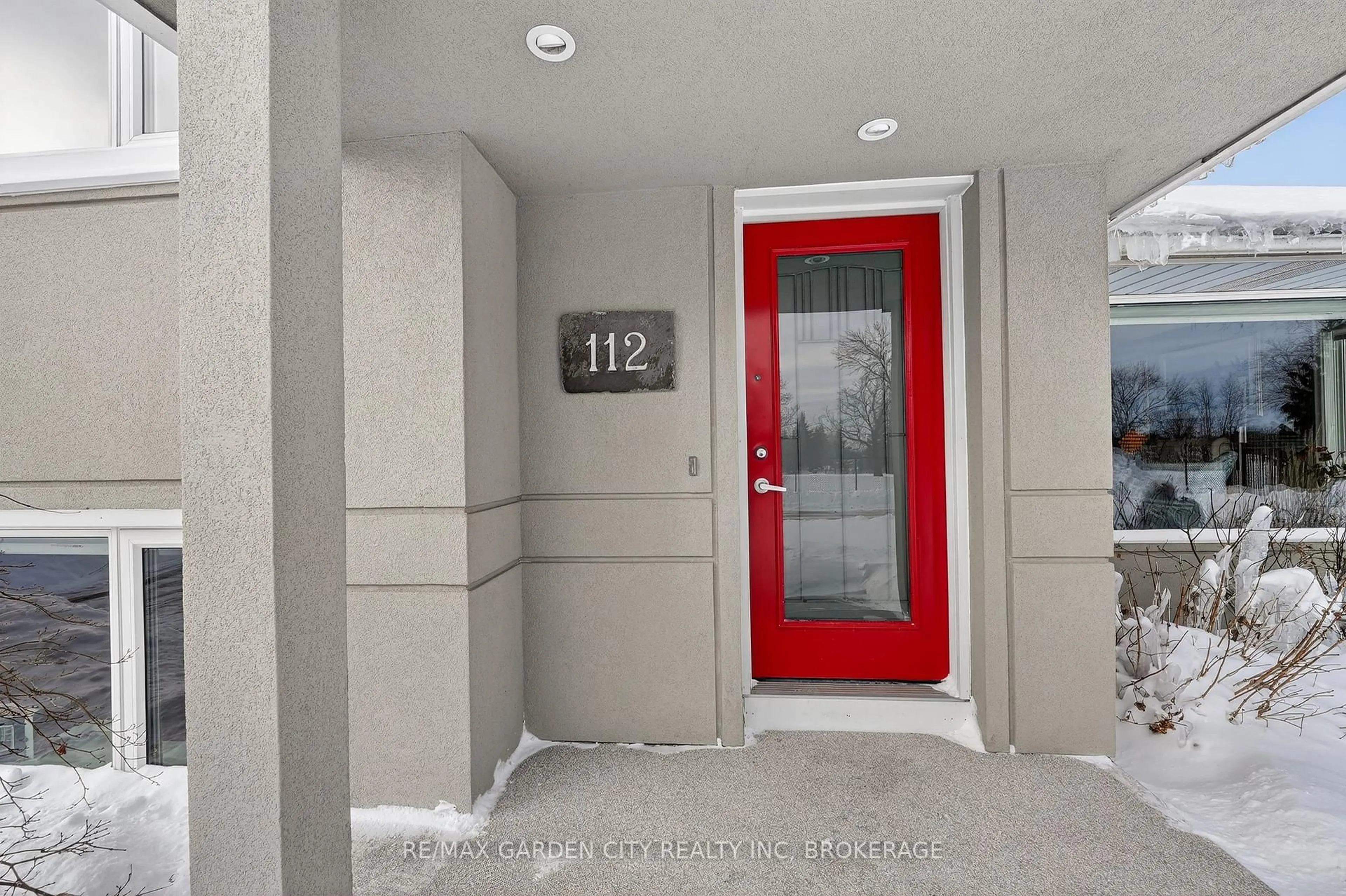 Indoor entryway for 112 Riverdale Dr, St. Catharines Ontario L2R 4B9