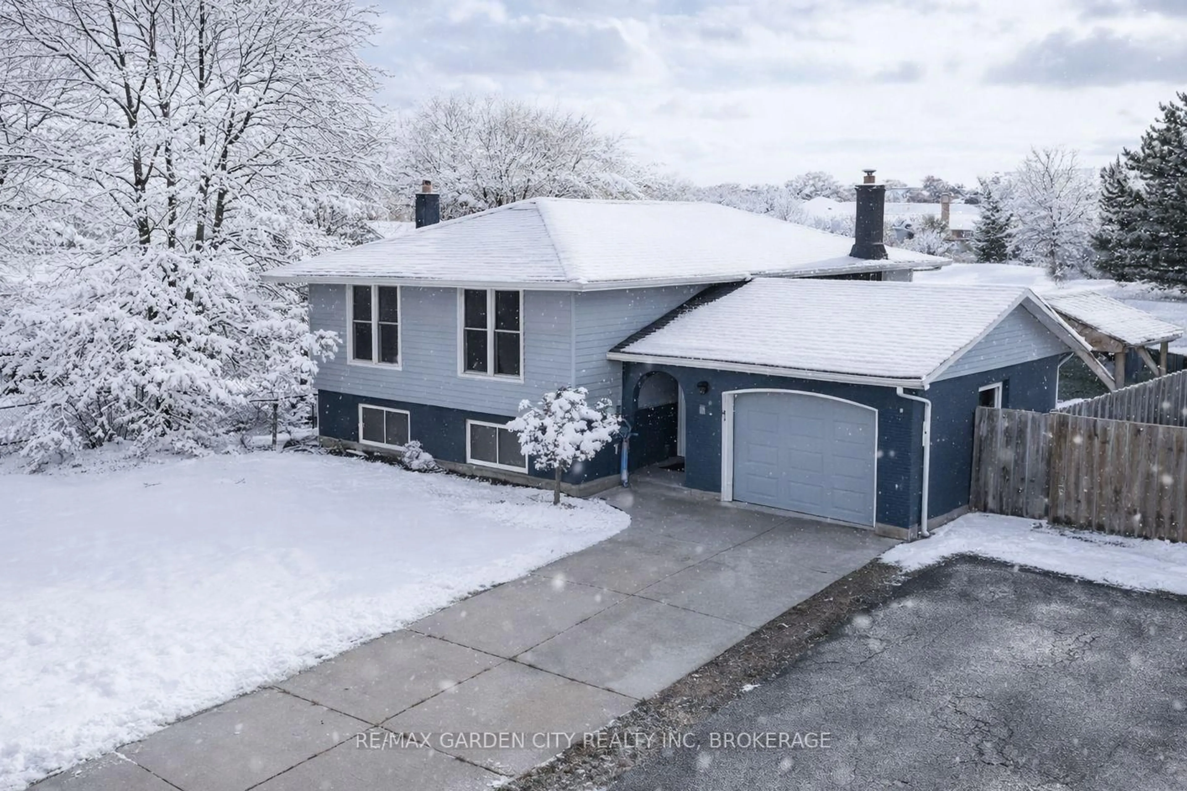 A pic from outside/outdoor area/front of a property/back of a property/a pic from drone, street for 4 Jeanette Dr, St. Catharines Ontario L2N 6M4