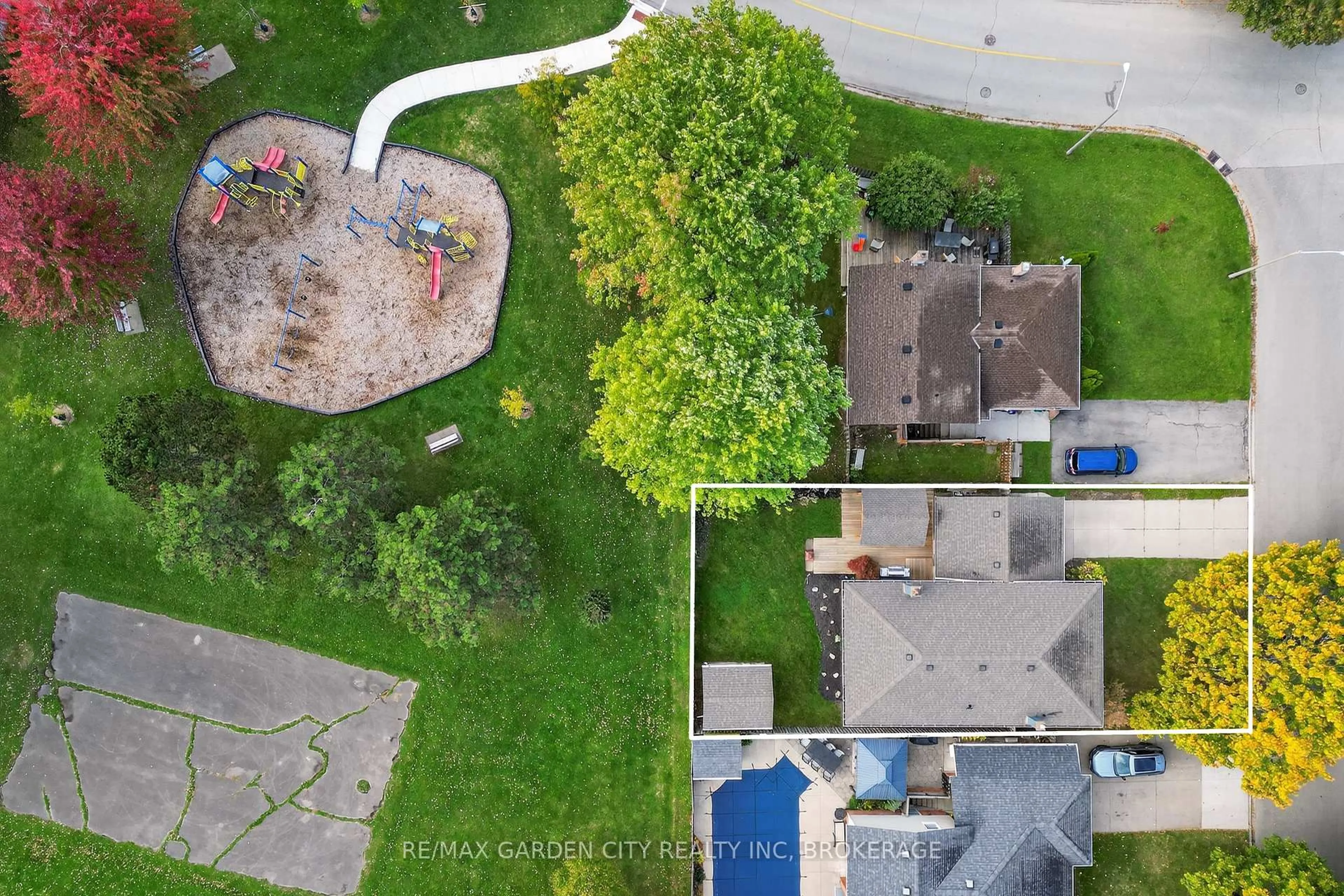A pic from outside/outdoor area/front of a property/back of a property/a pic from drone, street for 4 Jeanette Dr, St. Catharines Ontario L2N 6M4
